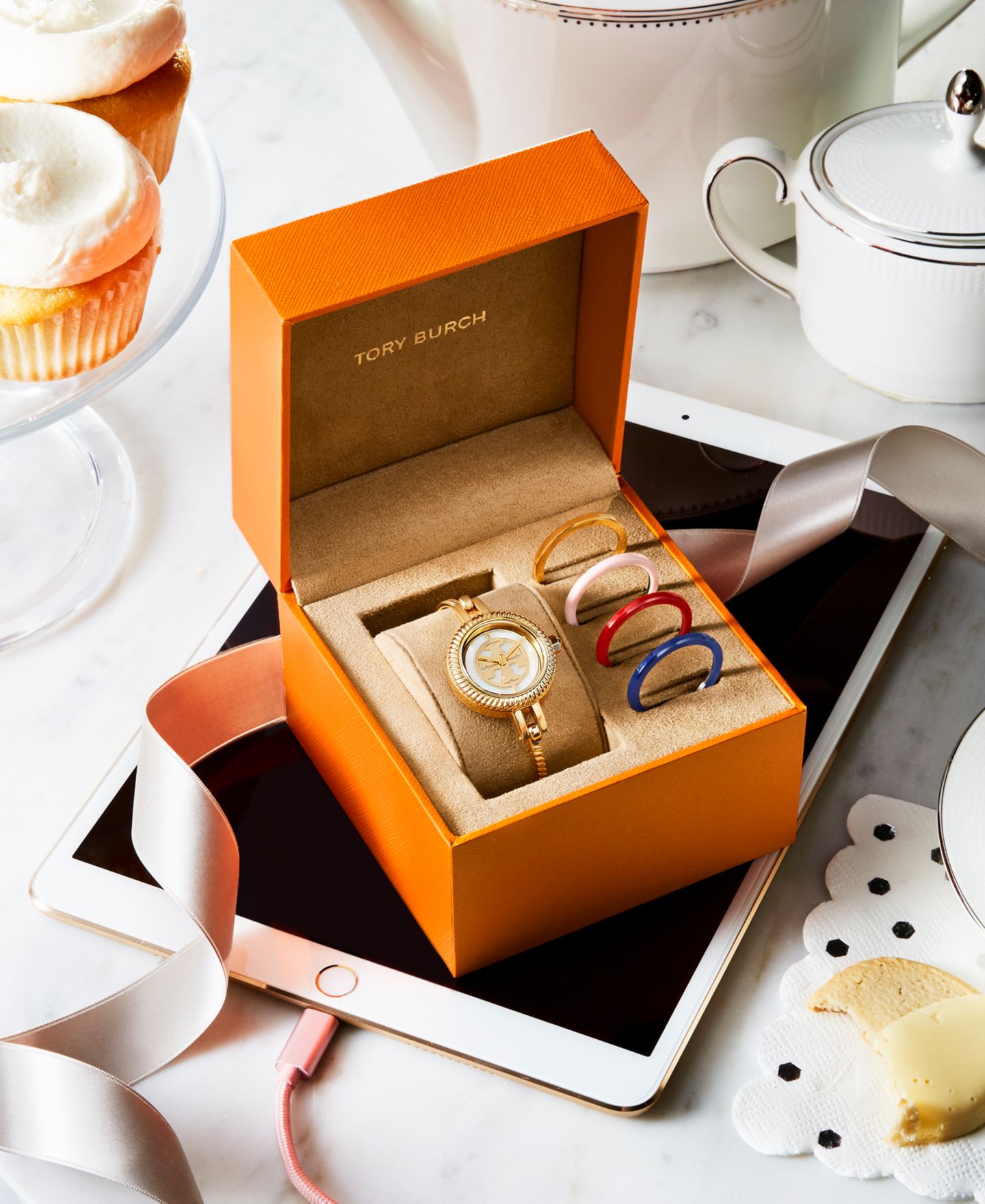 Женские часы Tory Burch Reva Gold-Tone Stainless Steel Bangle Bracelet Watch 27mm Gift Set — фото 4