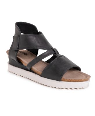 muk luks pitch solo wedge