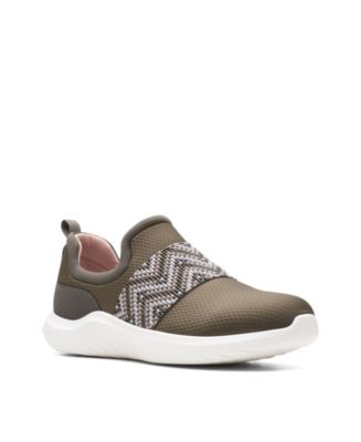 Clarks Women's hotsell Cloudsteppers Nova Glint Sneaker