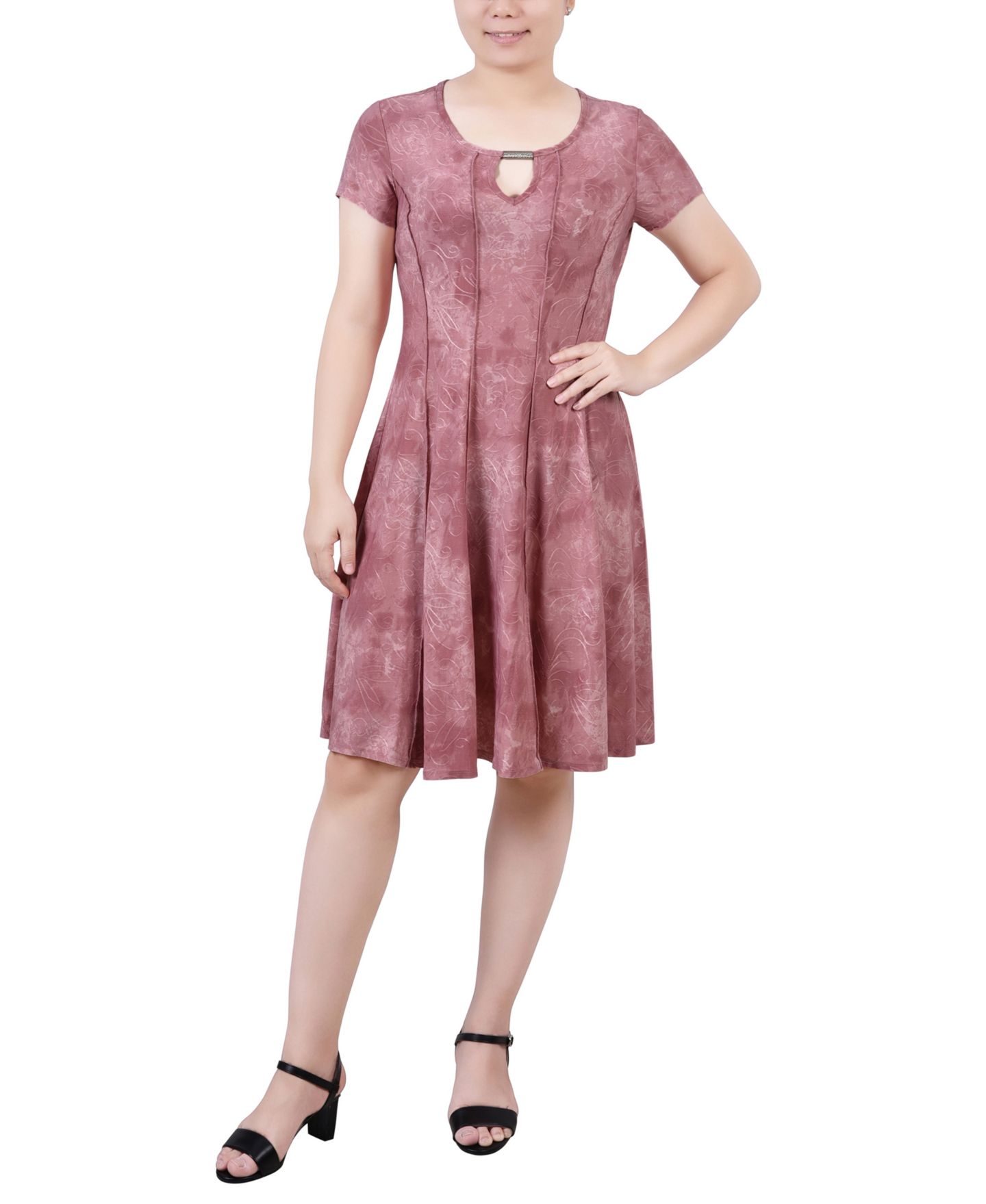 Женское платье NY Collection Short Sleeve Jacquard Knit Seamed, цвет: Розовато-лиловый тай-дай — фото 1