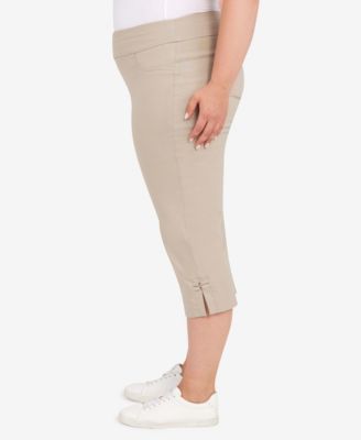 Plus Size Essentials Solid Pull-On Capri Pants with Detailed Split Hem