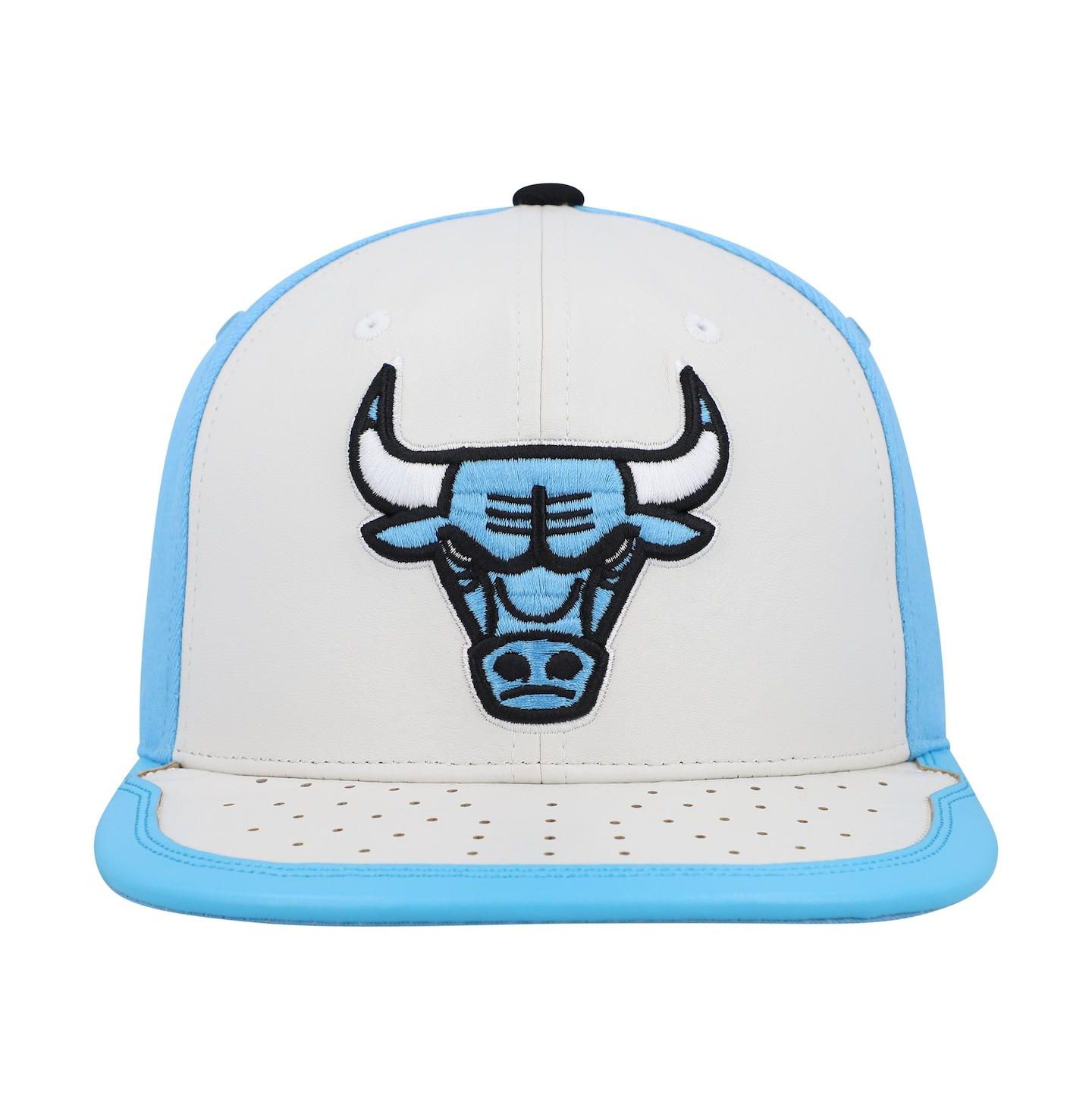 Мужская кепка Mitchell & Ness White, Light Blue Chicago Bulls Day One Snapback Hat — фото 4