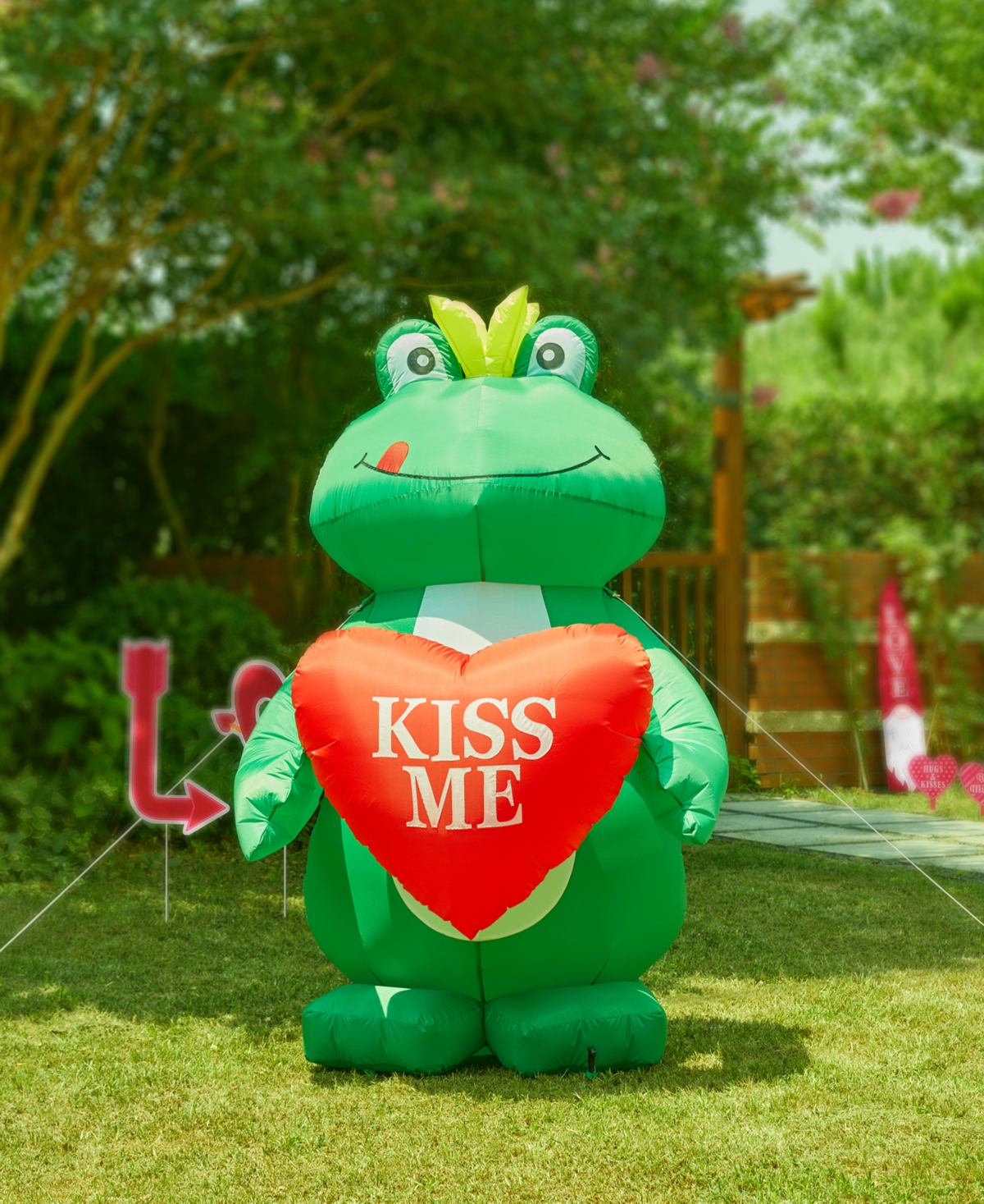 Glitzhome H Lighted Valentine's Inflatable Frog with Heart Decor