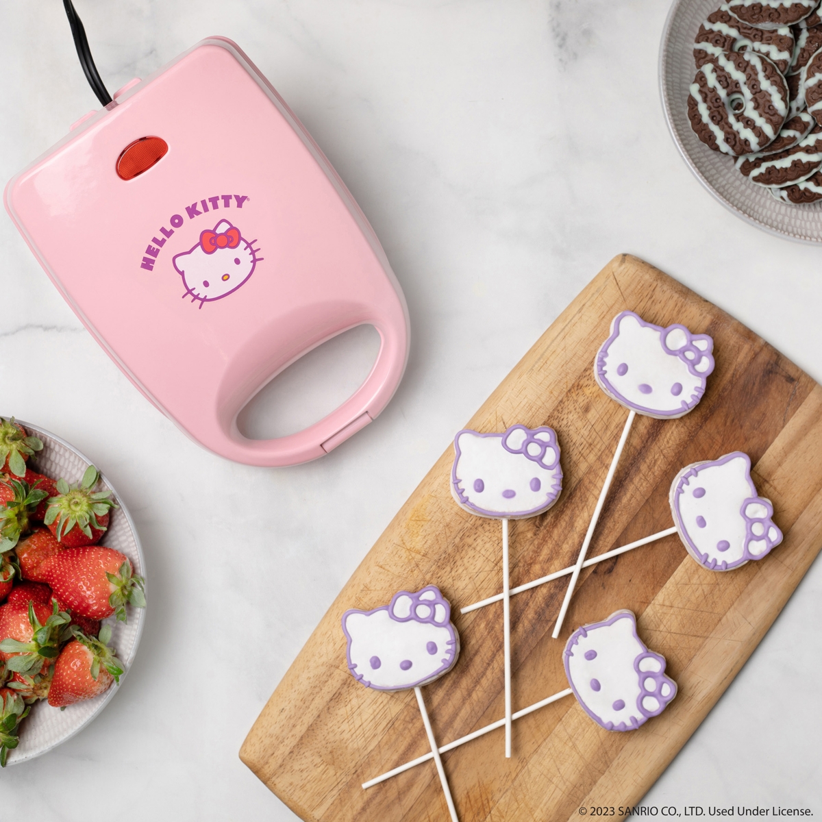 Uncanny Brands Hello Kitty Cake Pop Maker - Makes 4 Hello Kitty Cake Pops In Pink