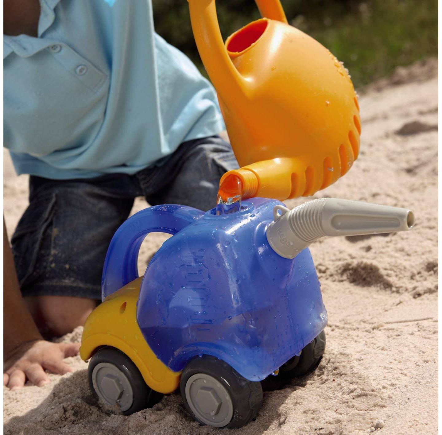 Детская игрушка Haba Tanker Truck 8" x 5.5" x 6.5" Water and Sand Toy, Ages 18 Months+ — фото 5