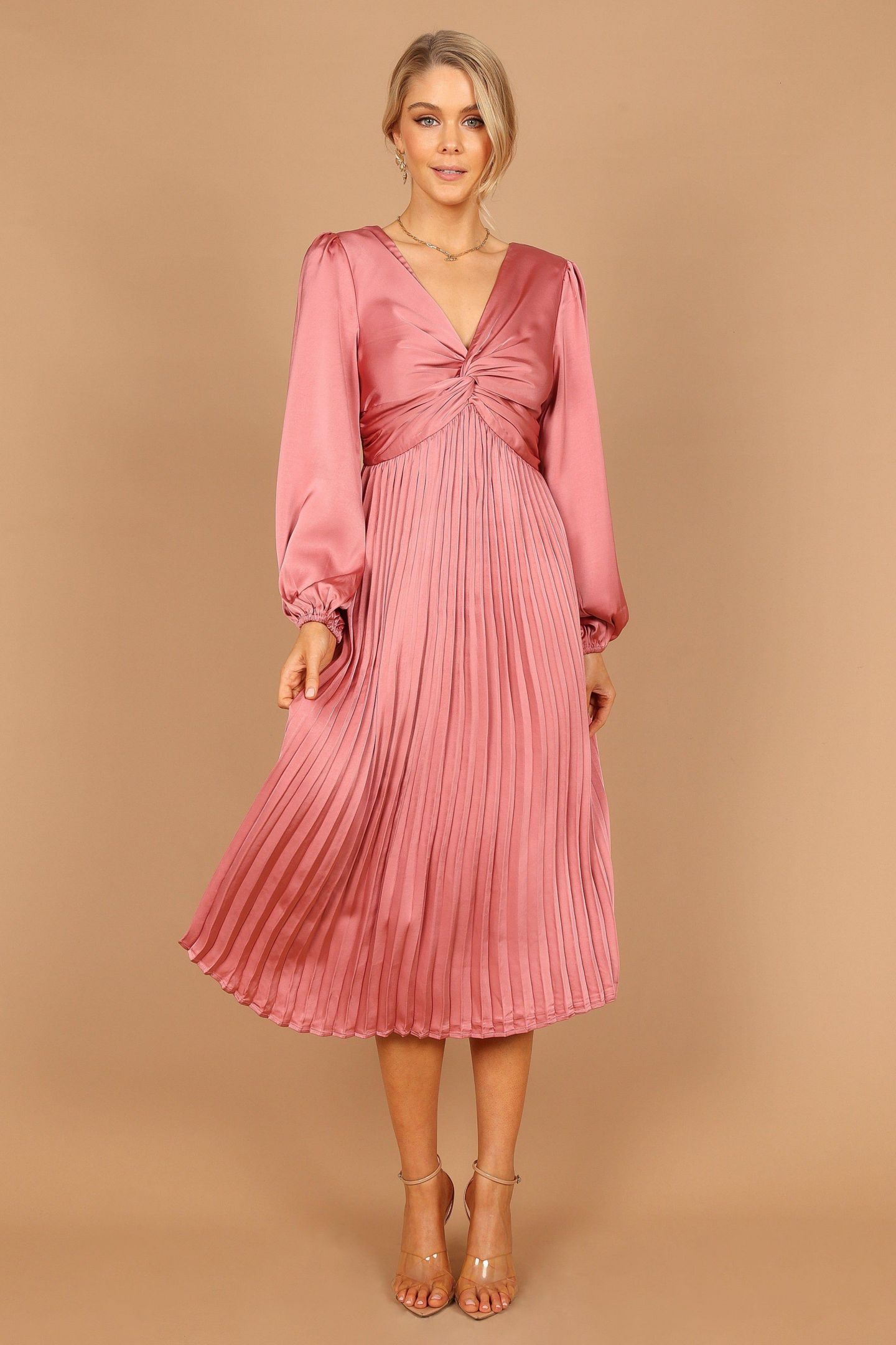 Женское платье Petal and Pup Noelle Twist Front Pleated Midi, цвет: Пудровый — фото 1