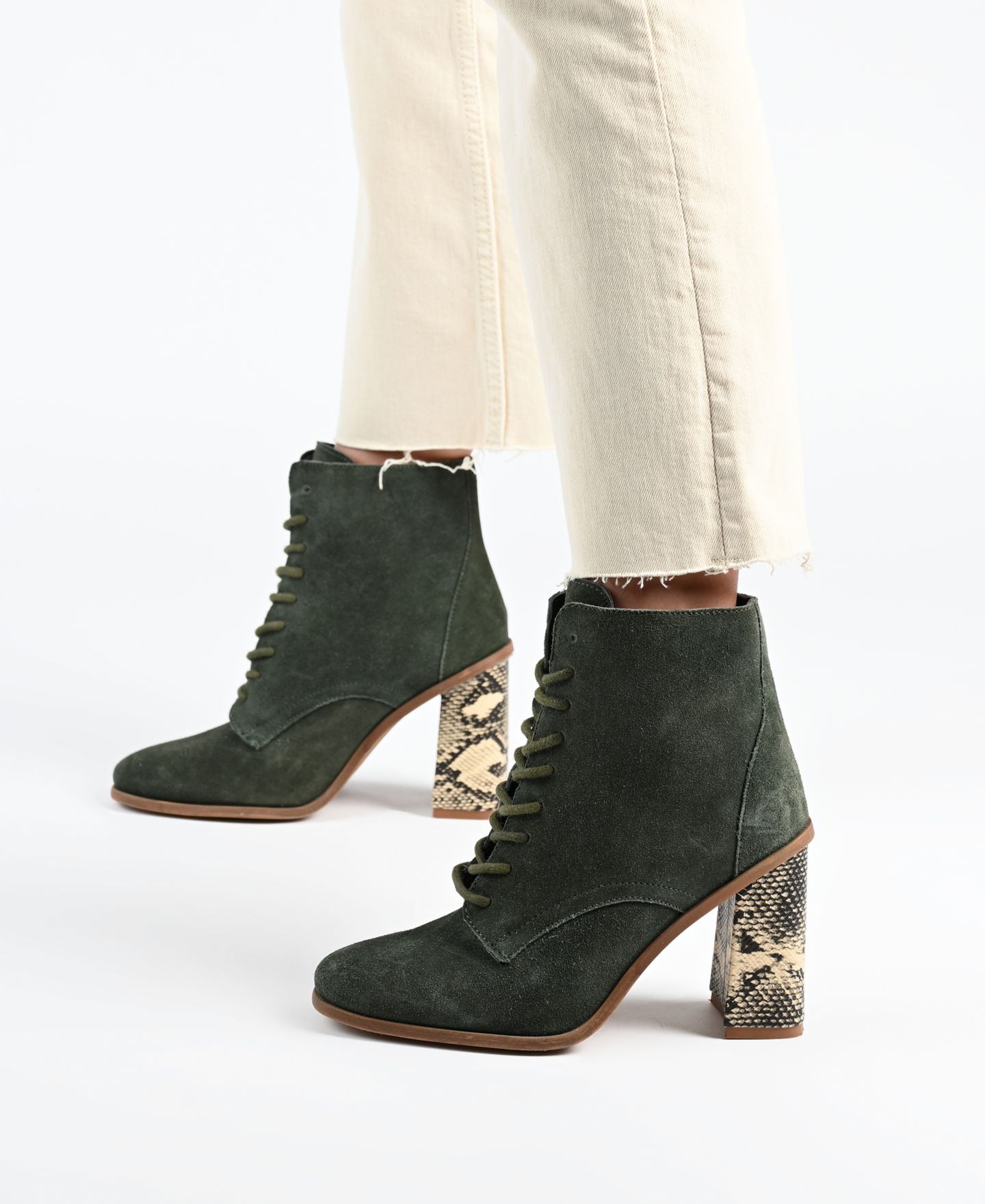 Женские ботинки Journee Signature Edda Block Heel Lace Up, цвет: Чёрный — фото 9