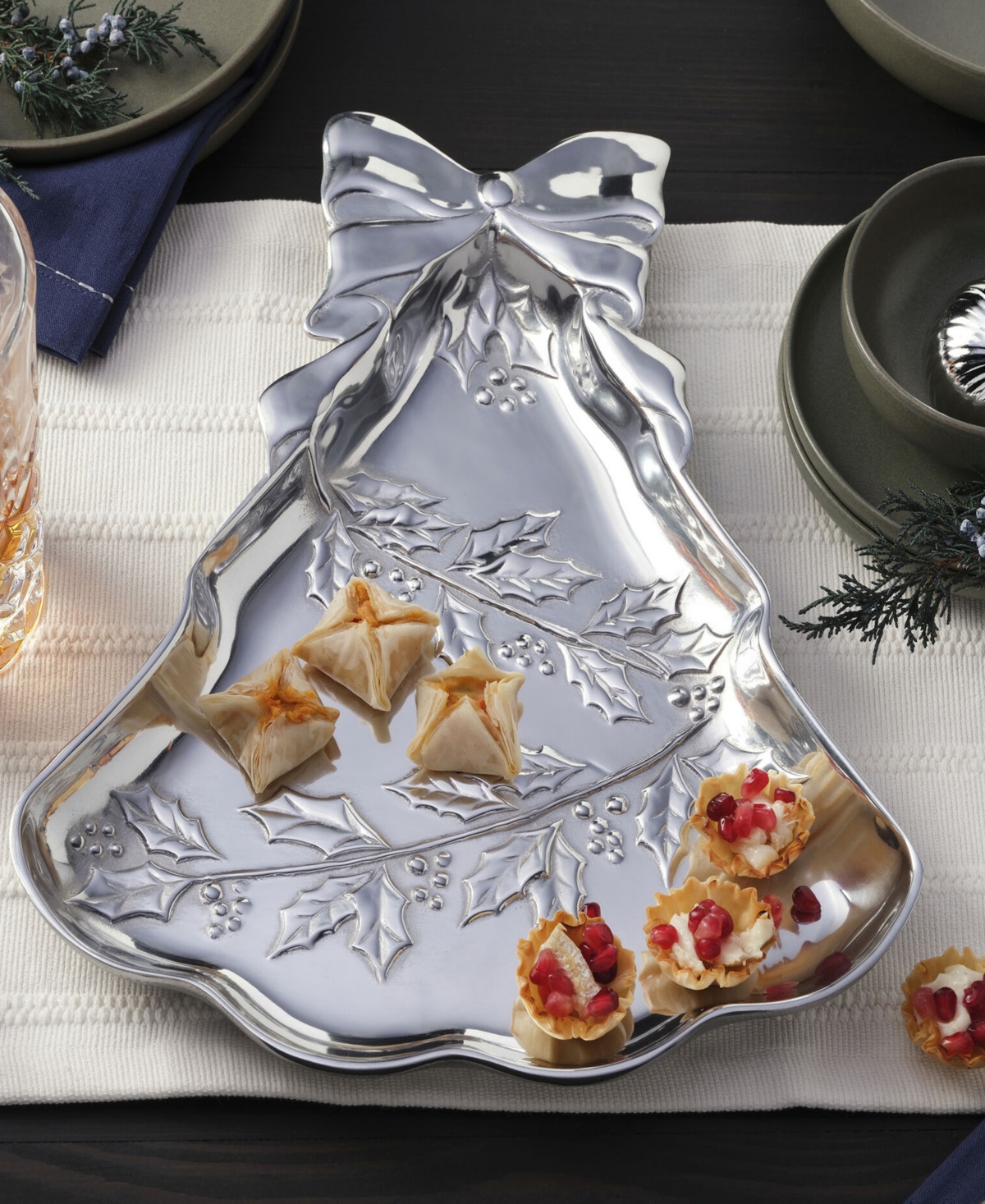 Wilton Armetale Holly Berries 15" Tree Tray In Silver