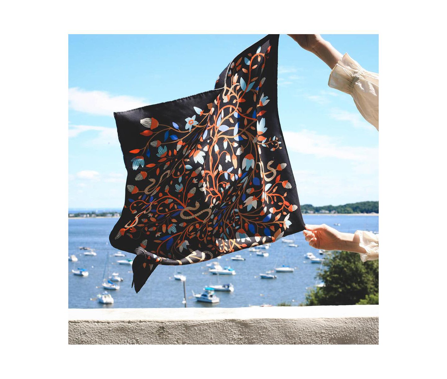 Женский шарф Jessie Zhao New York Double Sided Silk Scarf Of Night's Enchanted Garden, цвет: Чёрный / Оранжевый — фото 2