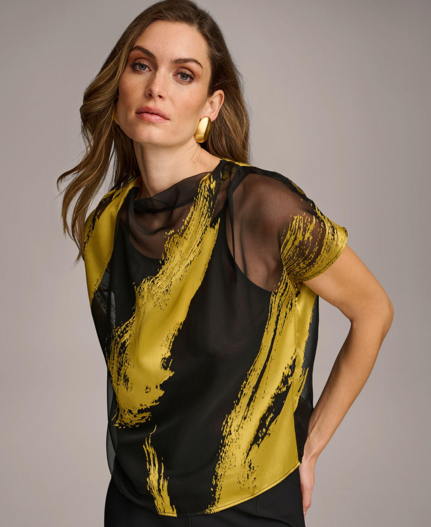 Женская блузка Donna Karan New York Short Sleeve Metallic Print, цвет: Чёрный / Золотой — фото 3