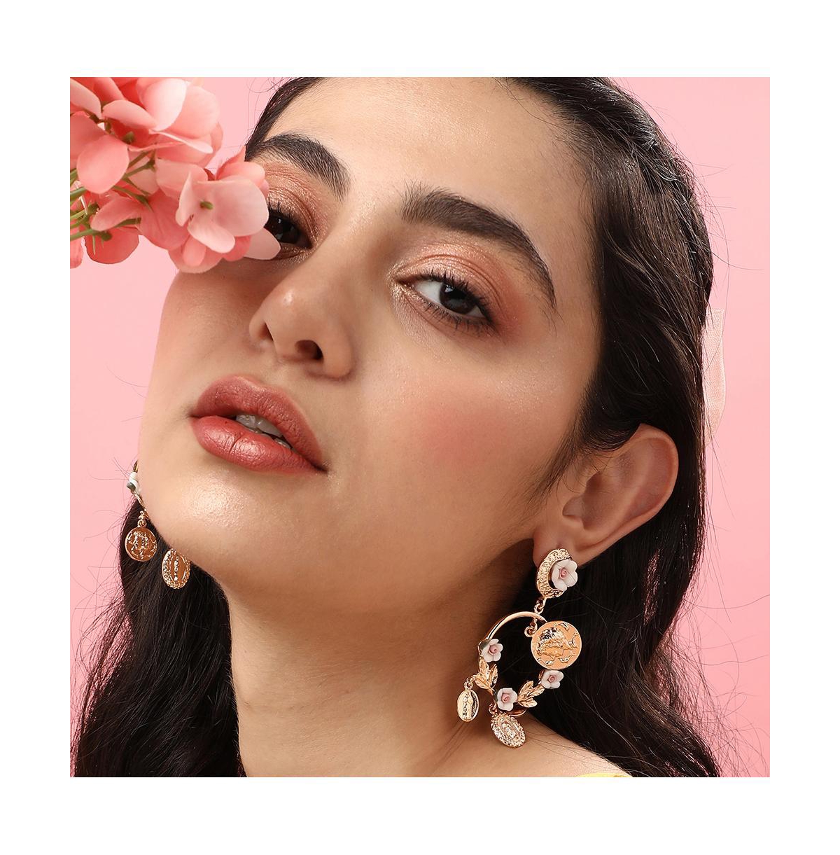 Shop Sohi Women's Gold Regal Drop Earrings