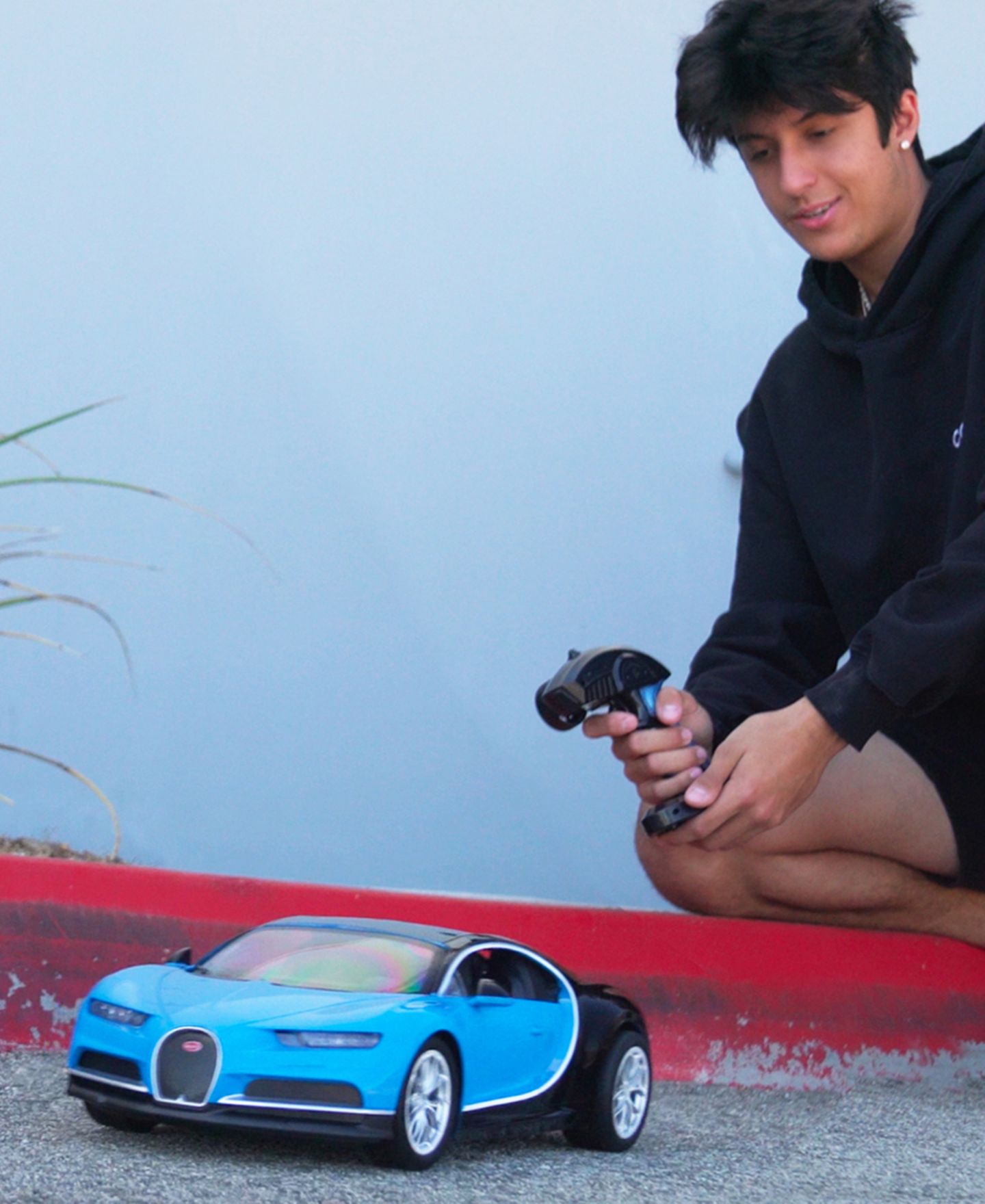 Детская игрушка World Tech Toys 1:10 Scale Bugatti Chiron Electric RTR RC Car — фото 3