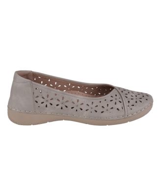 Women's Nysha Round Toe Laser Cut Flats