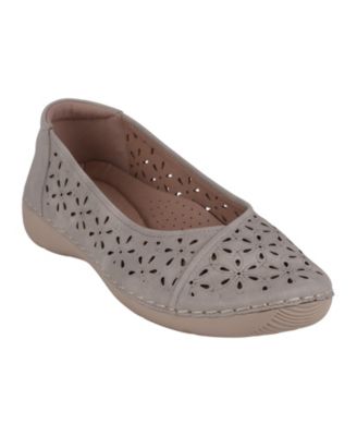 Women's Nysha Round Toe Laser Cut Flats