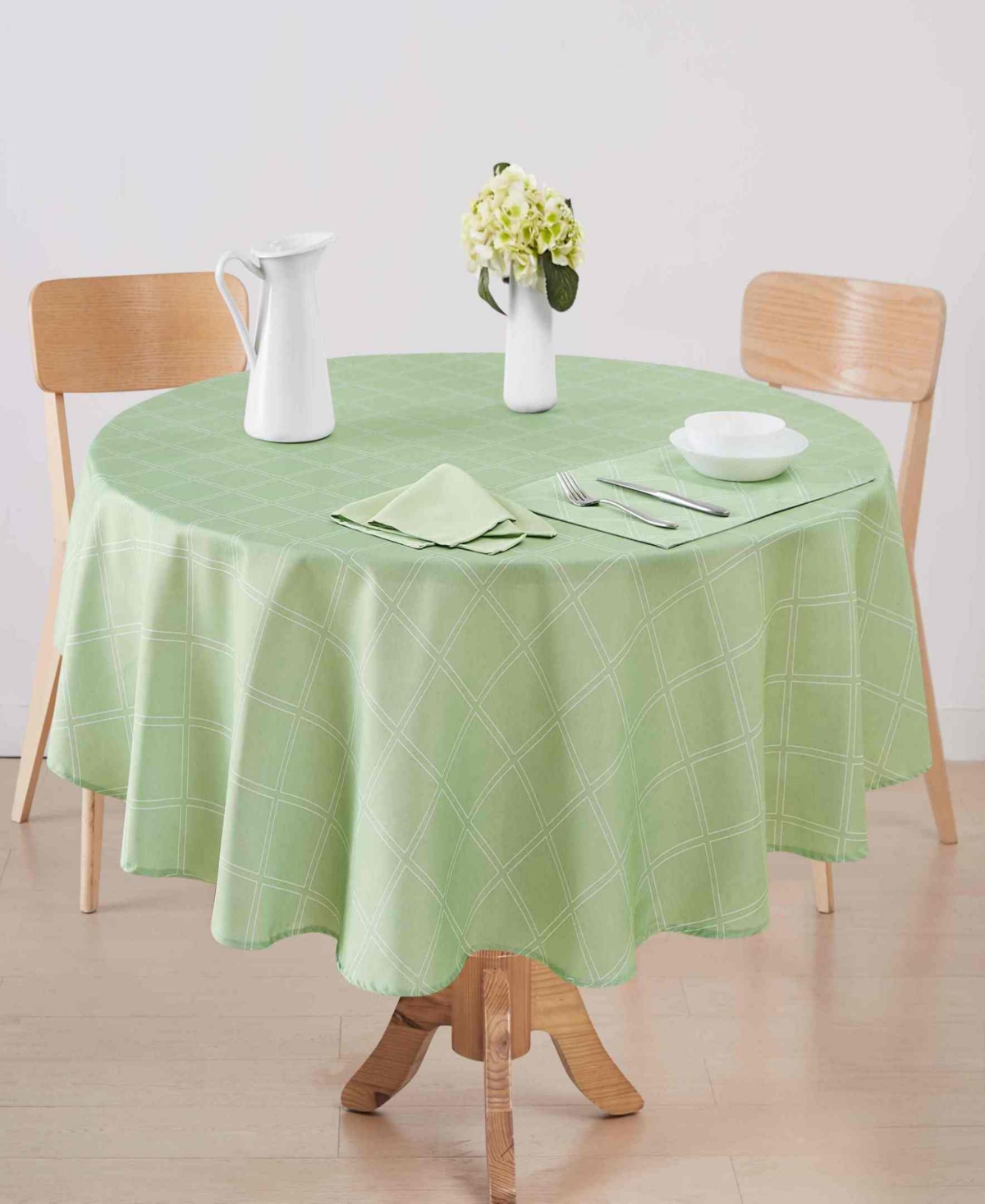 Avanti Harbor Trellis Water-resistant Indoor And Outdoor Tablecloth, 70" Round In Seafoam