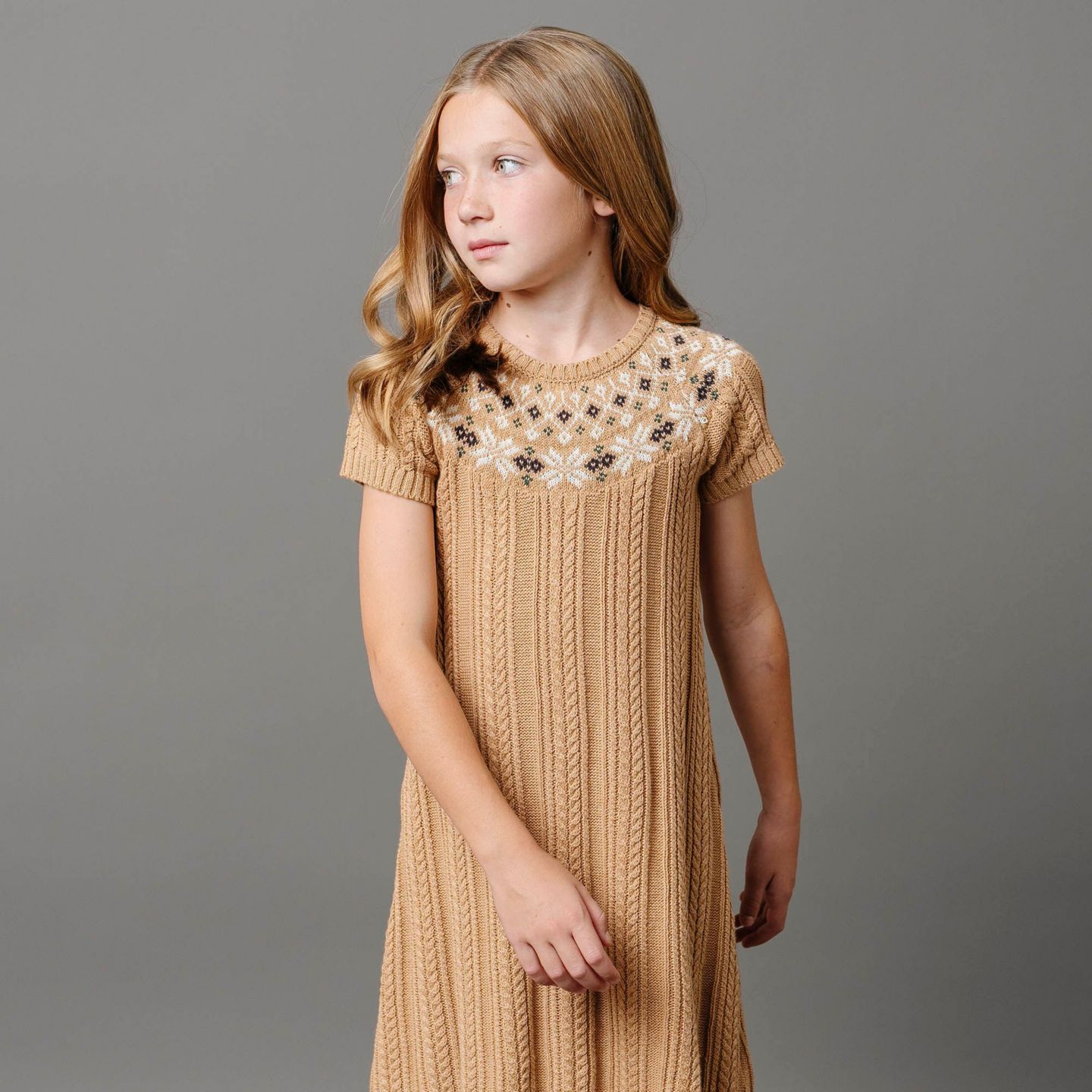 Платье Hope & Henry Short Sleeve Fair Isle Cable Sweater Dress для девочек-малышей, цвет: Слоновая кость — фото 4