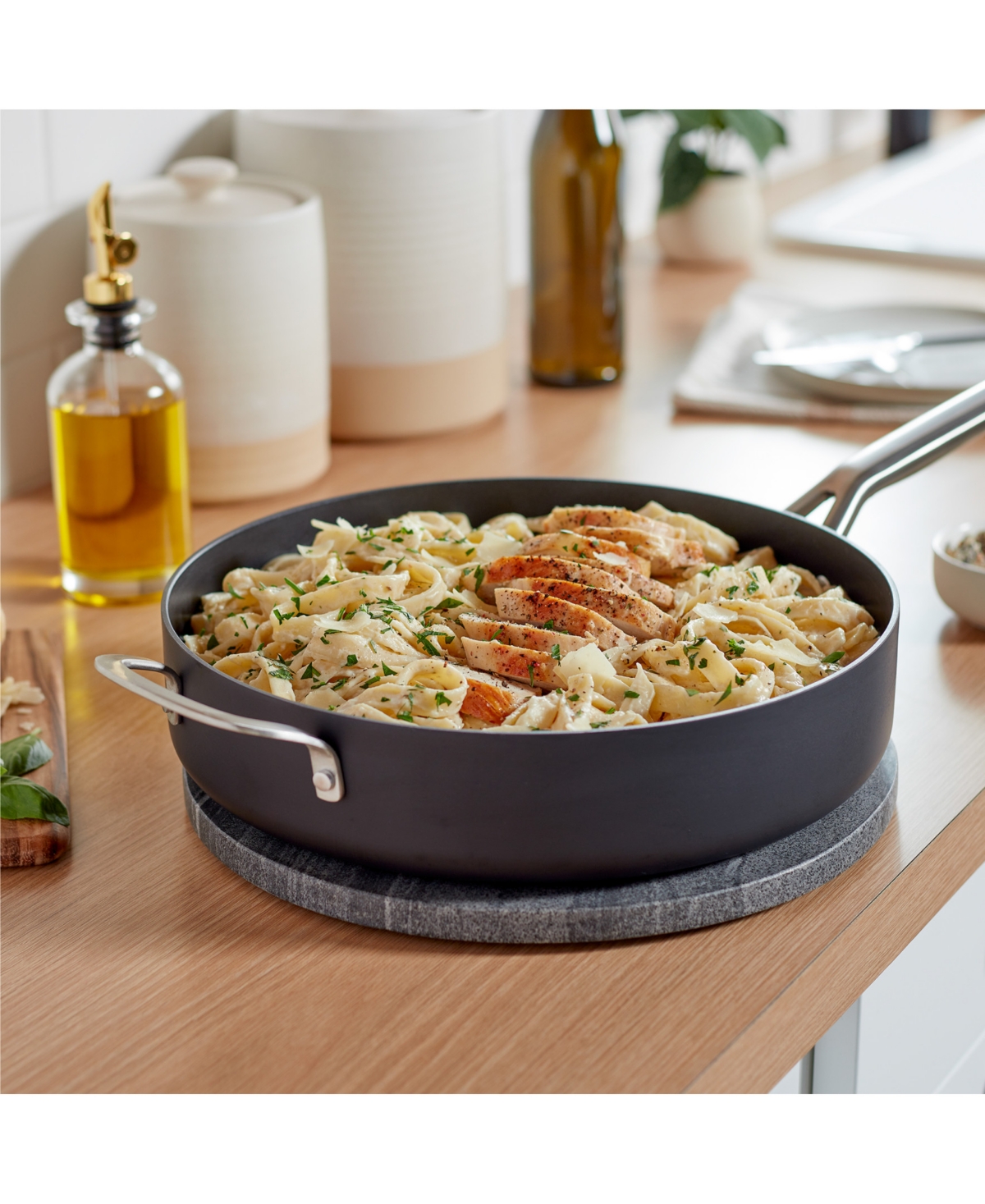 Calphalon Hard-anodized Nonstick 5-quart Saute Pan With Lid In Black