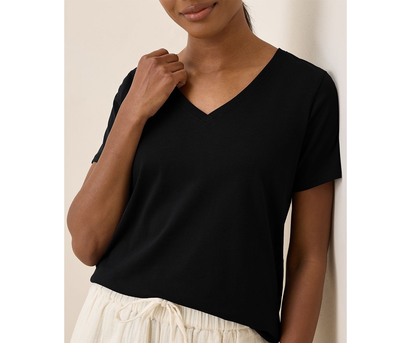 Женская футболка Pact Softspun V-Neck, цвет: Чёрный — фото 4