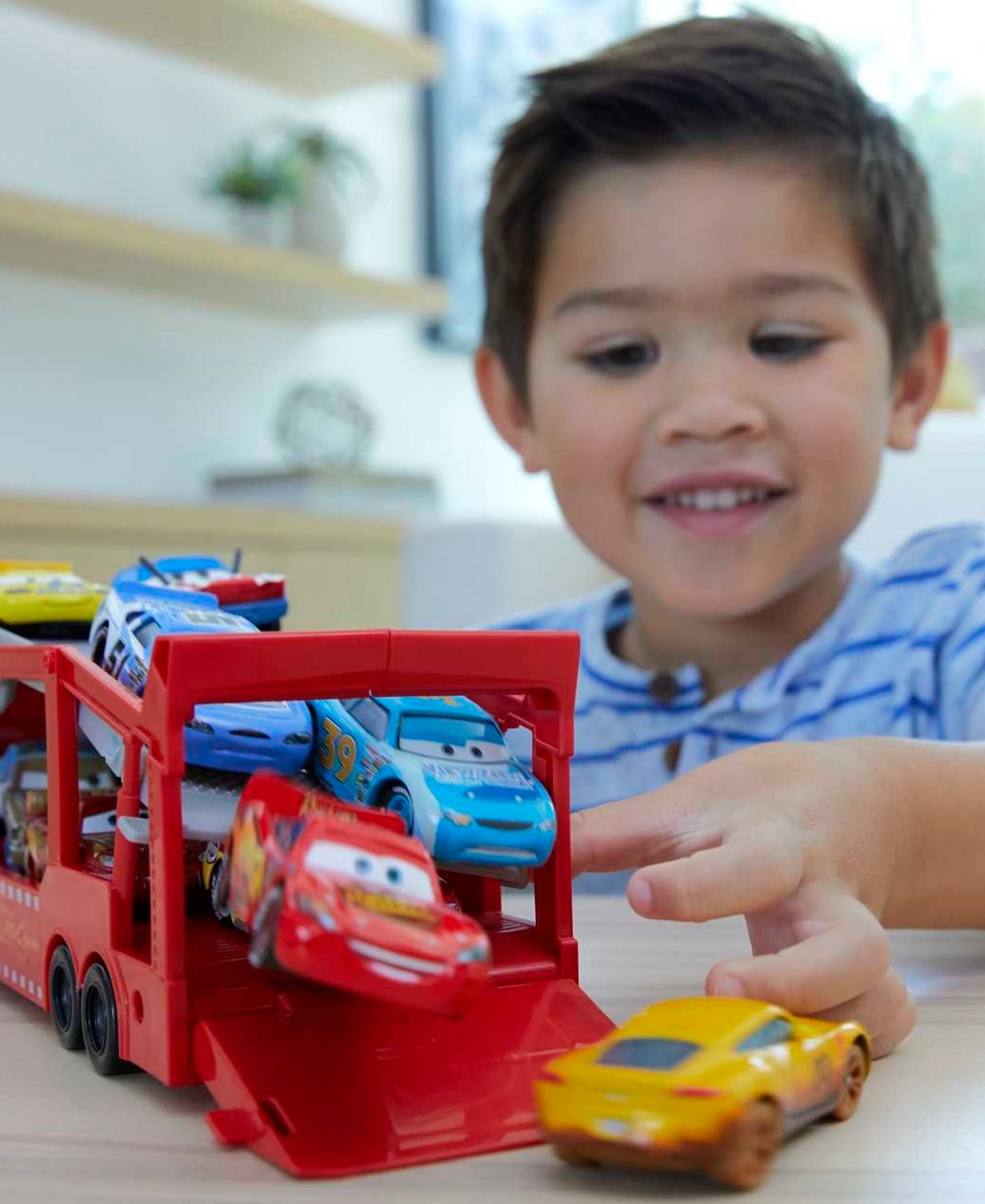 Детская игрушка Cars Disney and Pixar Mack Hauler, 13" Toy Transporter Truck with Ramp and Carry Storage — фото 5