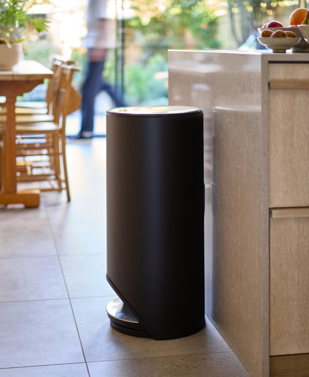 Joseph Joseph Arc 30-litre Slimline Pedal Trash Can In Black