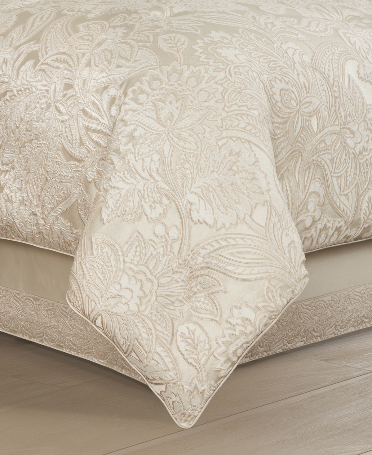 J Queen New York Villanova 4-pc. Comforter Set, Queen In Alabaster