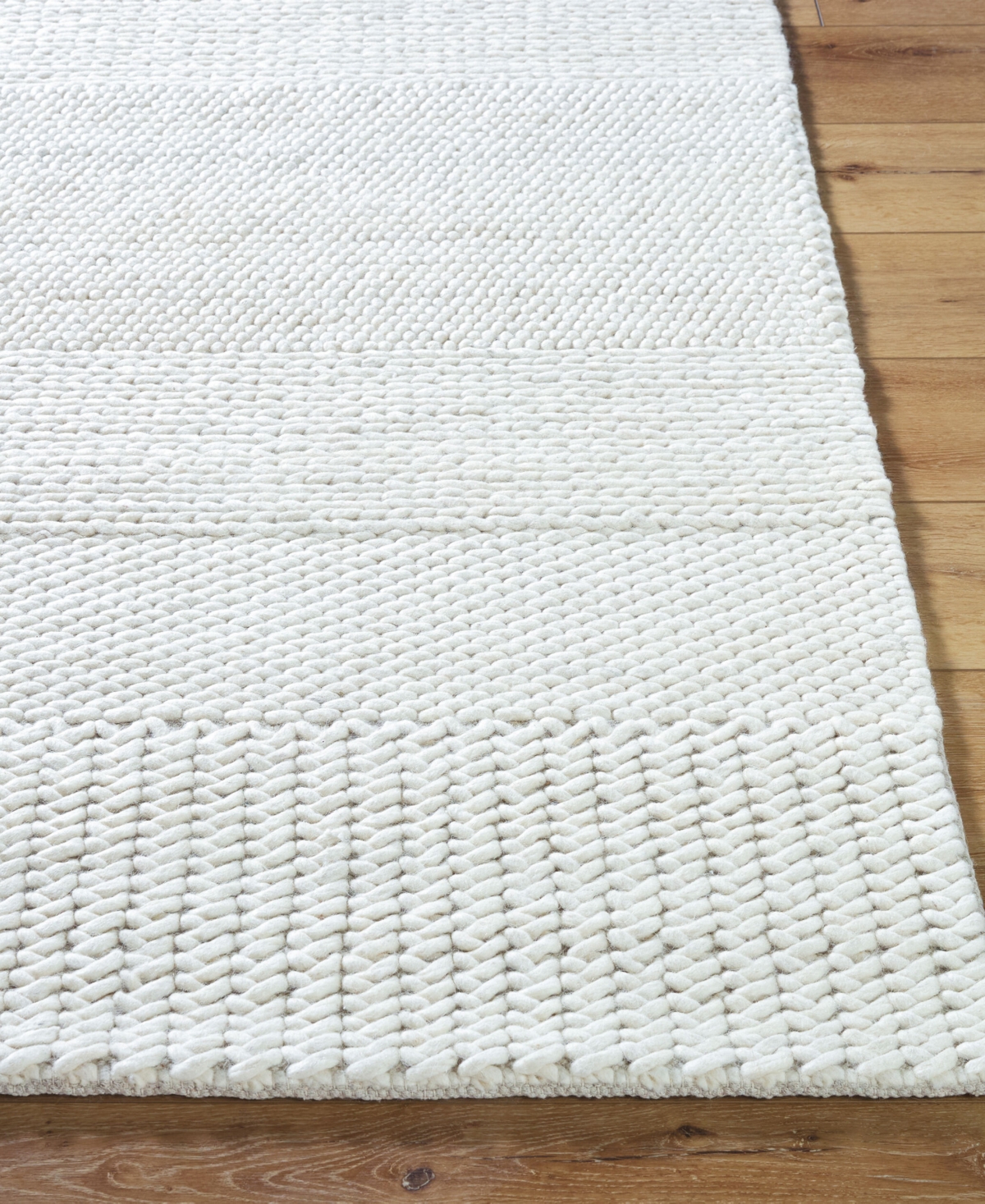 Livabliss Mae 541321 8'x10' Area Rug In White