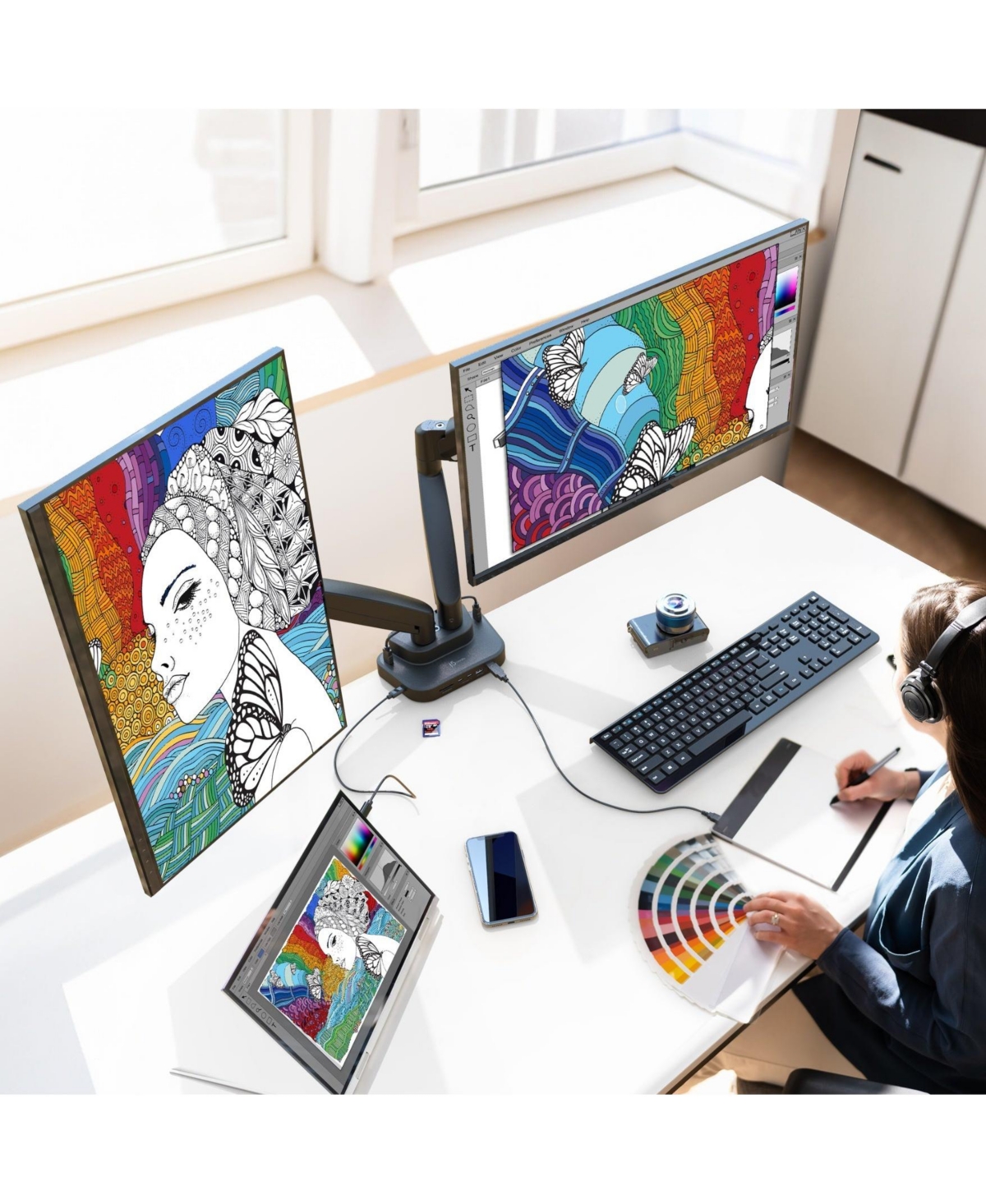 j5create Ergonomic Dual-Monitor Mount with Docking Station, JTSA302 - rich black with no lightness