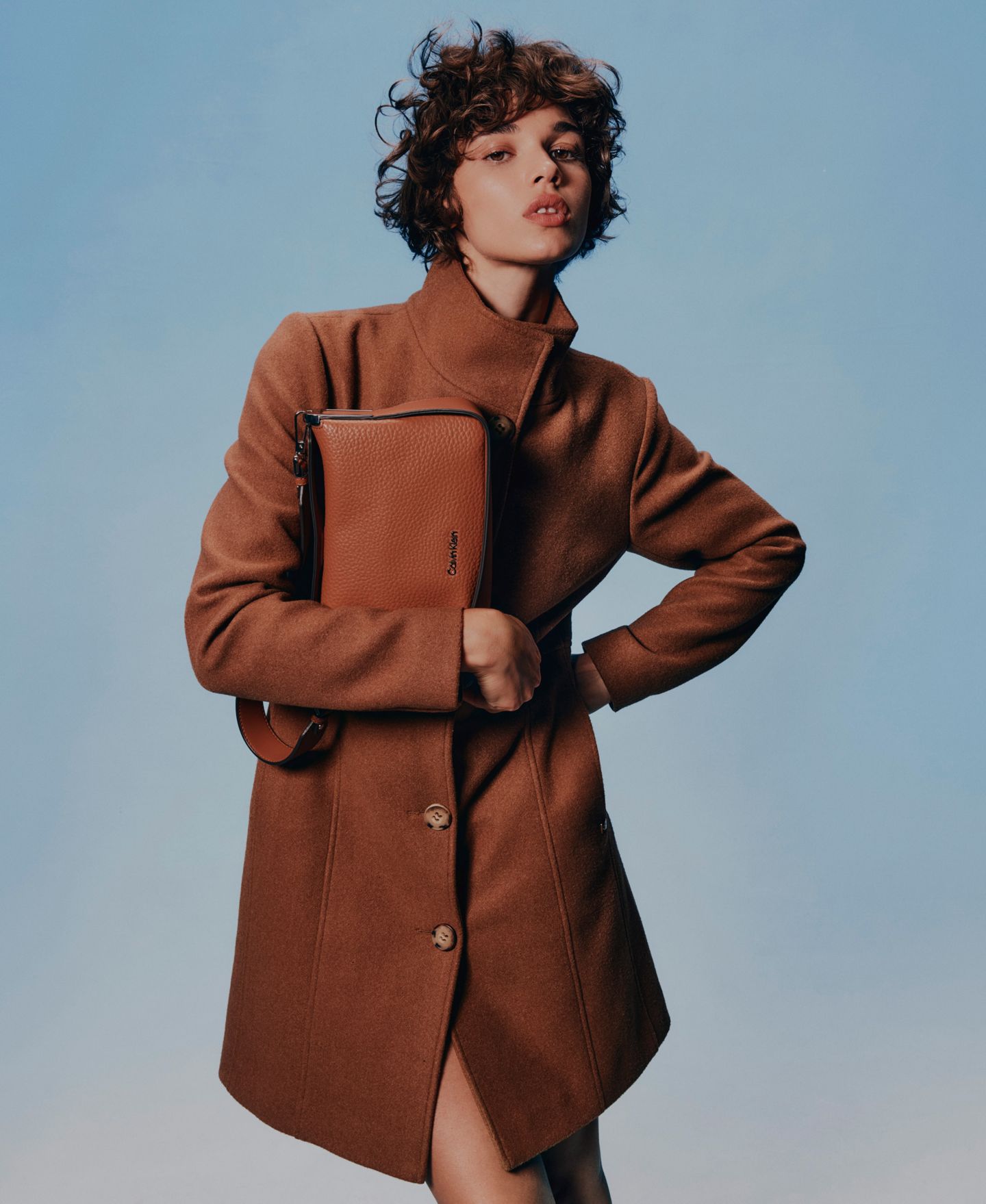 Женская сумка Calvin Klein Fay Demi Shoulder with Magnetic Top Closure, цвет: Белый — фото 11