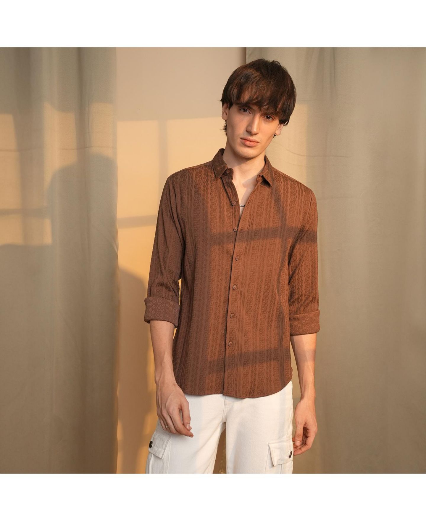 Мужская рубашка Cahoot Campus Sutra Chocolate Brown Geometric-Textured Knit, цвет: Коричневый — фото 2