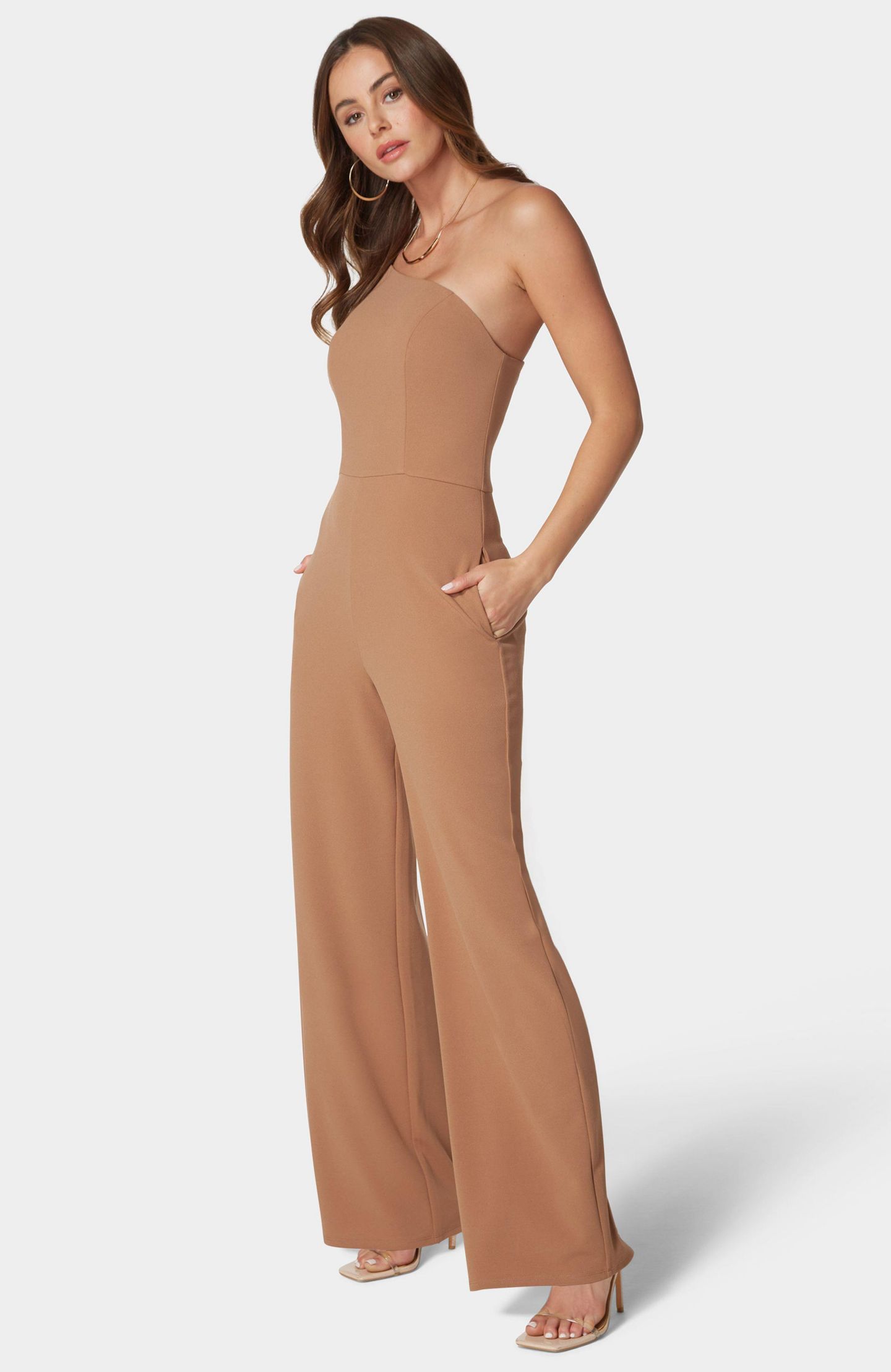 Женский комбинезон Bebe One Shoulder Core Jumpsuit, цвет: Верблюжий — фото 3