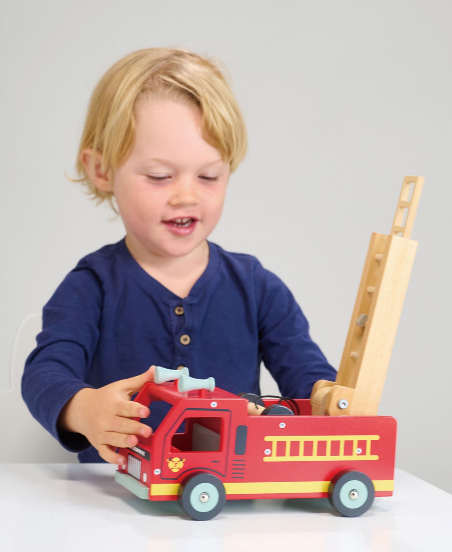 Детская игрушка Mentari Toys Wind-Up Extendible-Ladder Fire Engine — фото 4