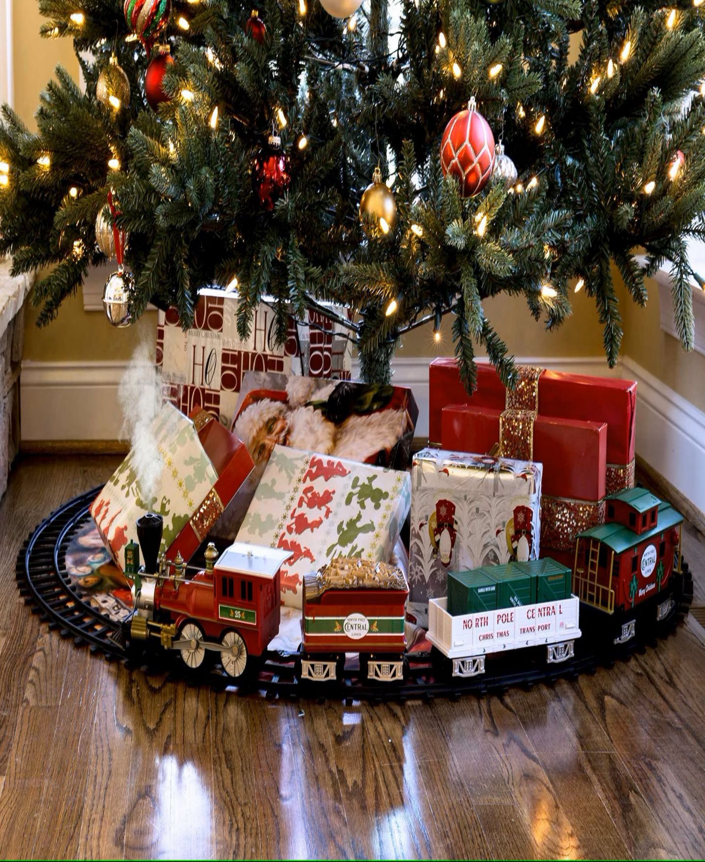 Детские игрушки Lionel North Pole Central Ready to Play Train Set with Bluetooth — фото 5