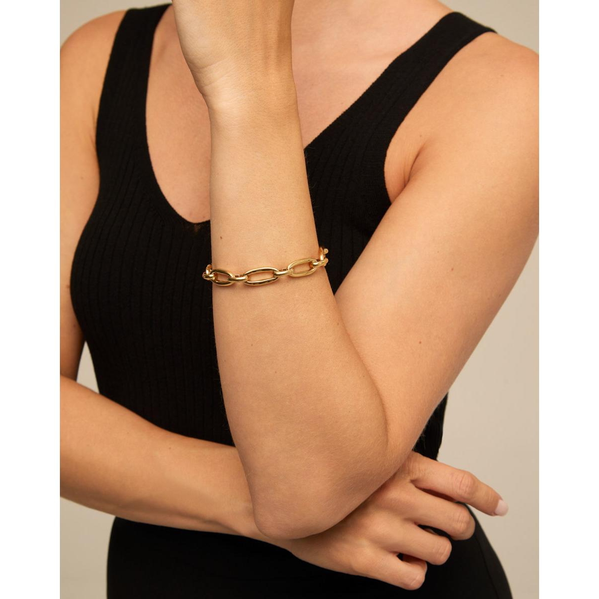 Unode50 Medium Sized Oval Link Carabiner Clasp Bracelet In Gold
