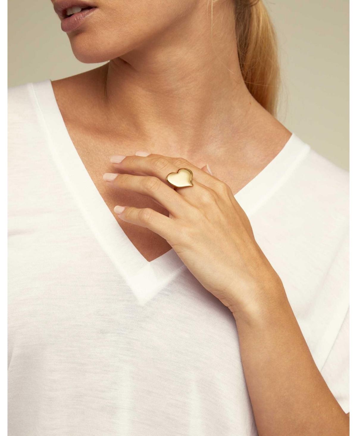 Unode50 Big Heart Shaped Metal Alloy Ring In Gold