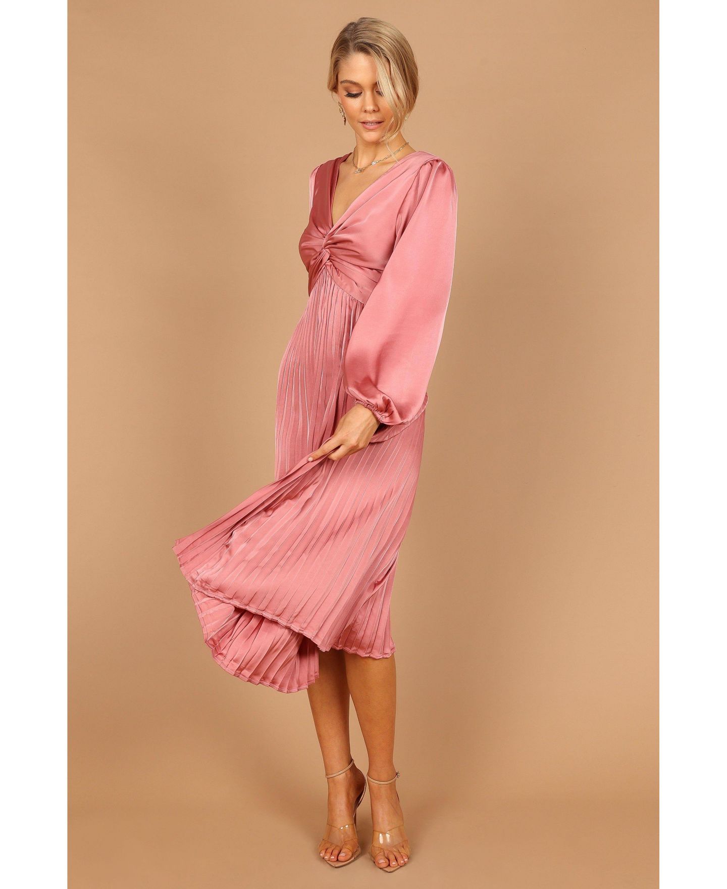 Женское платье Petal and Pup Noelle Twist Front Pleated Midi, цвет: Пудровый — фото 17