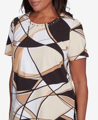 Women's Geometric Top with Detailed Neckline