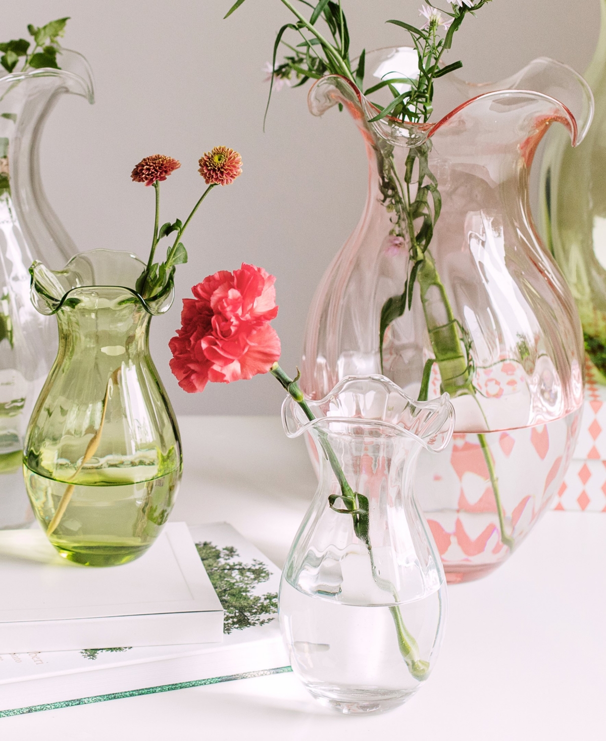 Vietri Hibiscus Fluted Glass Vase In Pink
