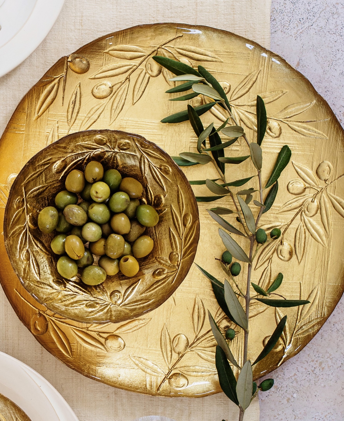 Vietri Moon Glass Olive Round Platter In Gold