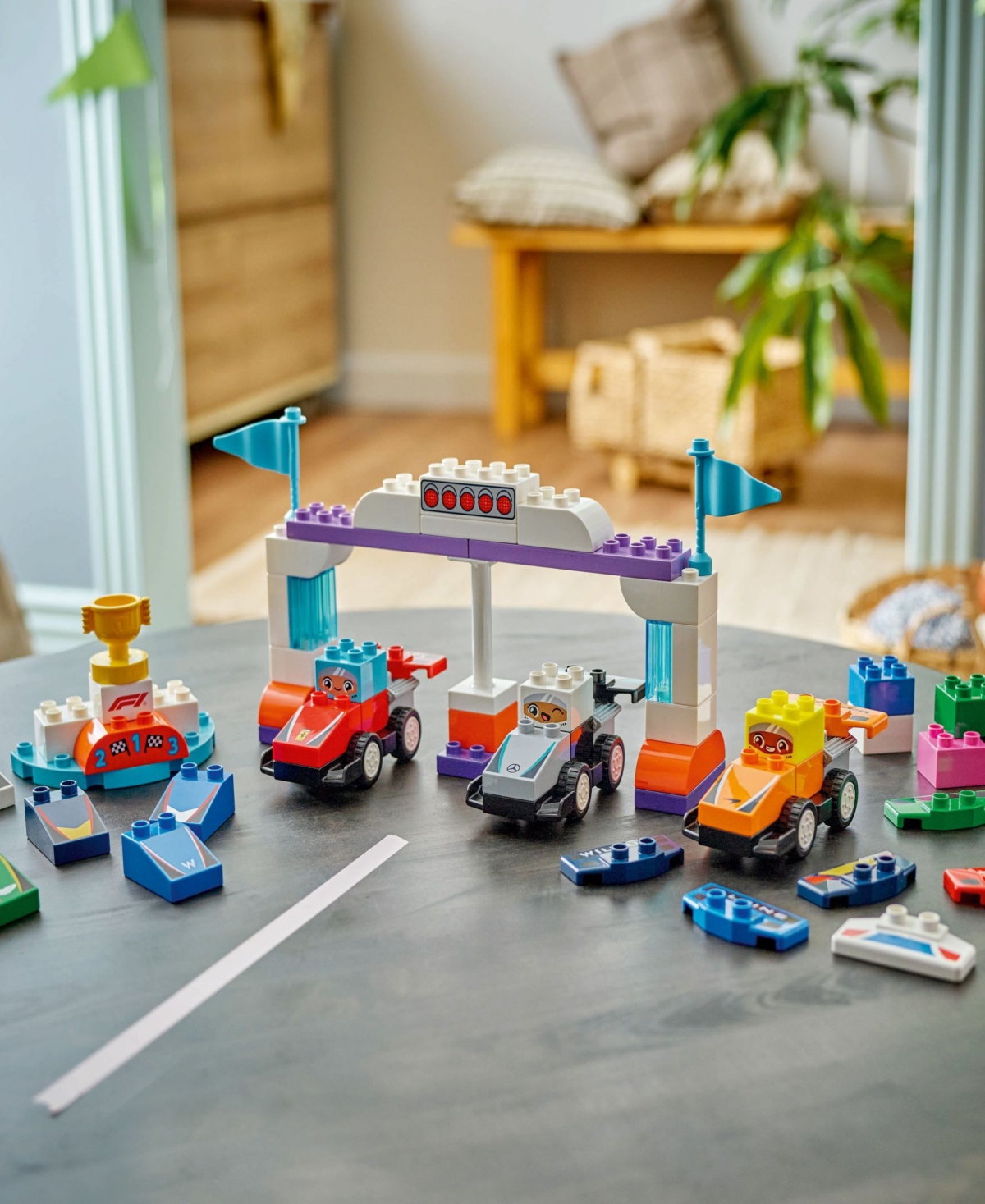 LEGO DUPLO TOWN F1 TEAM RACE CARS DRIVERS BUILDING TOY 10445, 70 PIECES 