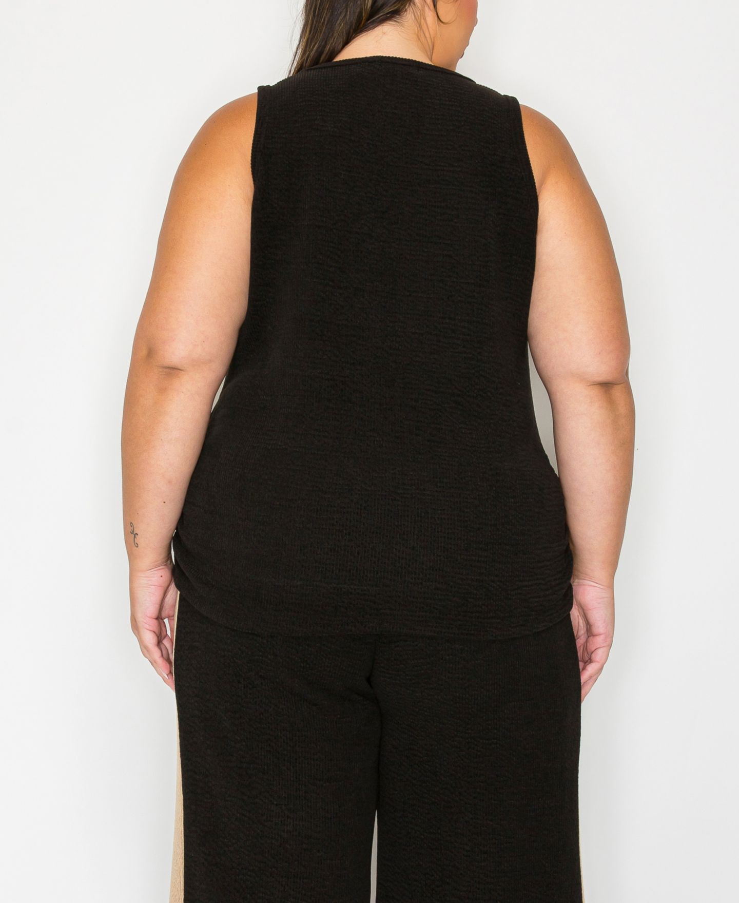 Женский топ COIN 1804 Plus Size Textured Rib Side Rushed Scoop Neck, цвет: Чёрный — фото 2