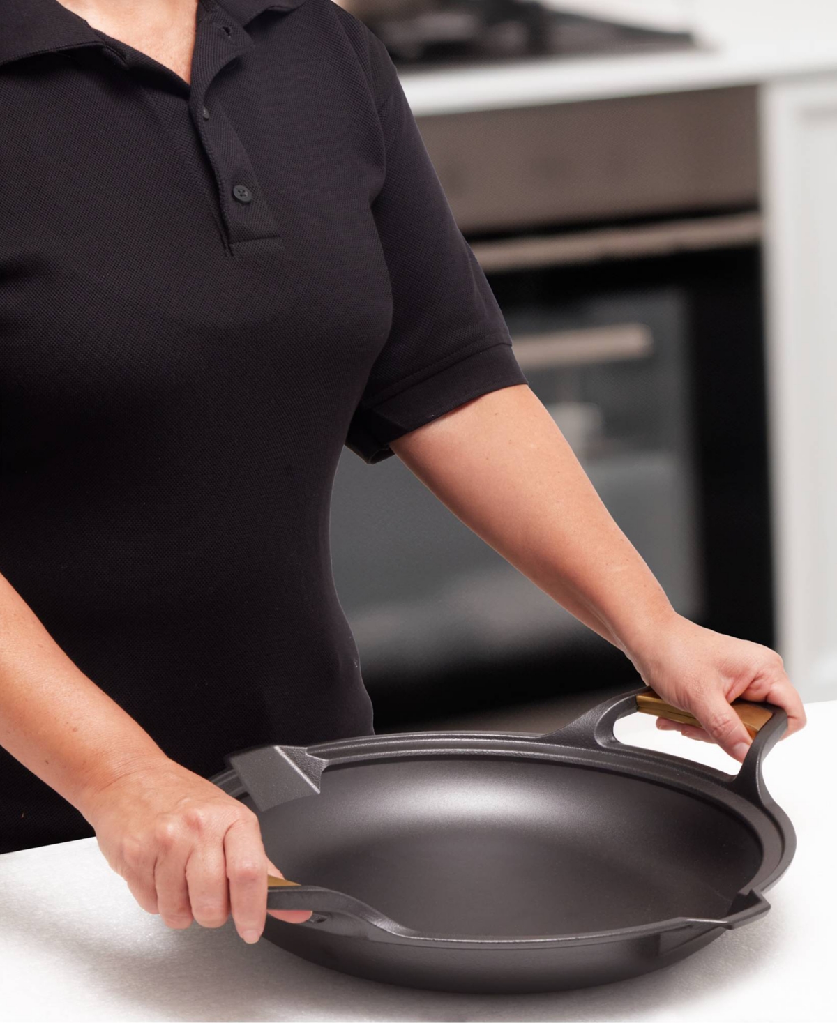 Victoria Signature Series 13" Cast Iron Skillet In Black And Gold