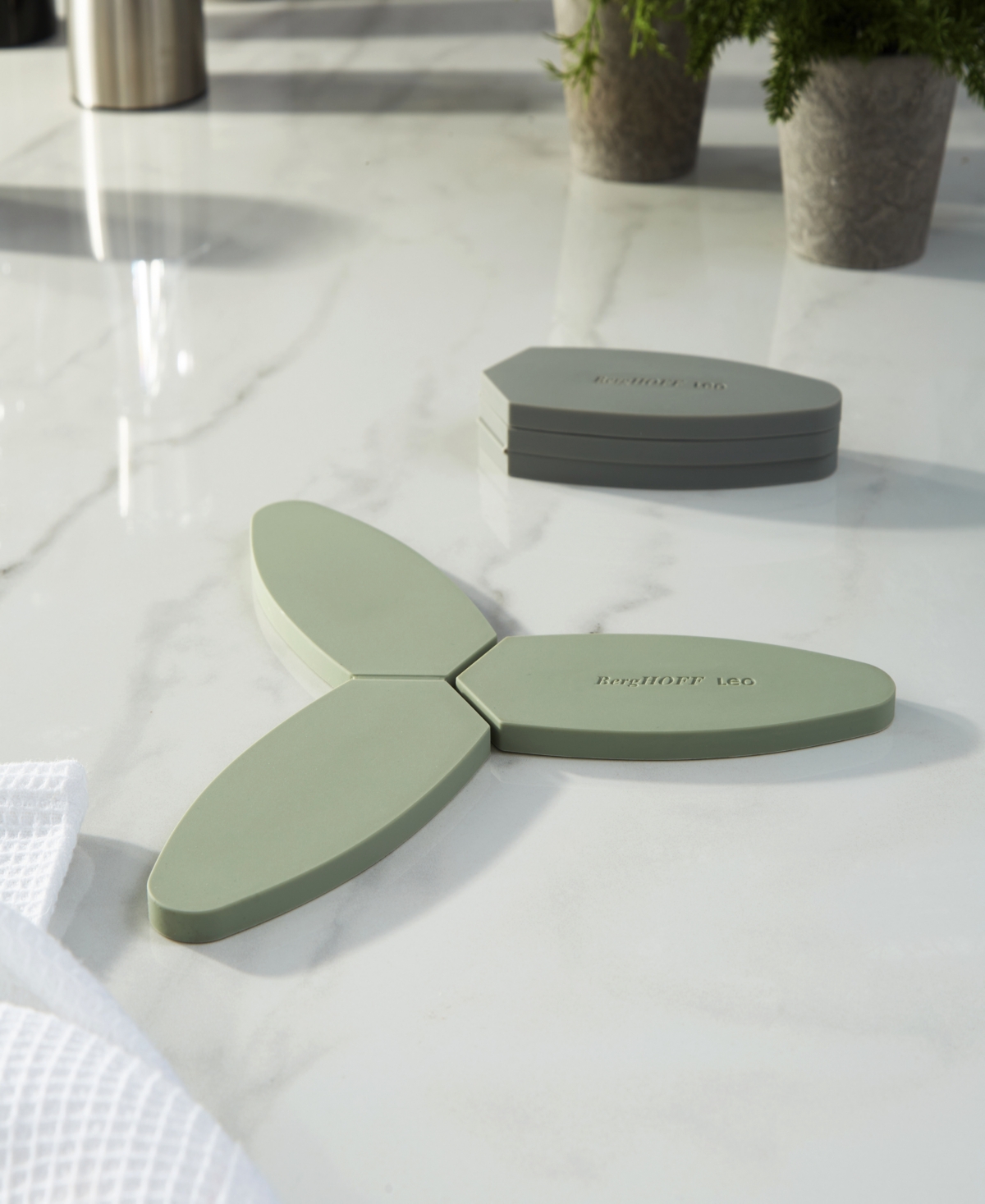 Berghoff Leo Balance 9.5" Silicone Foldable And Magnetic Trivet In Moonmist