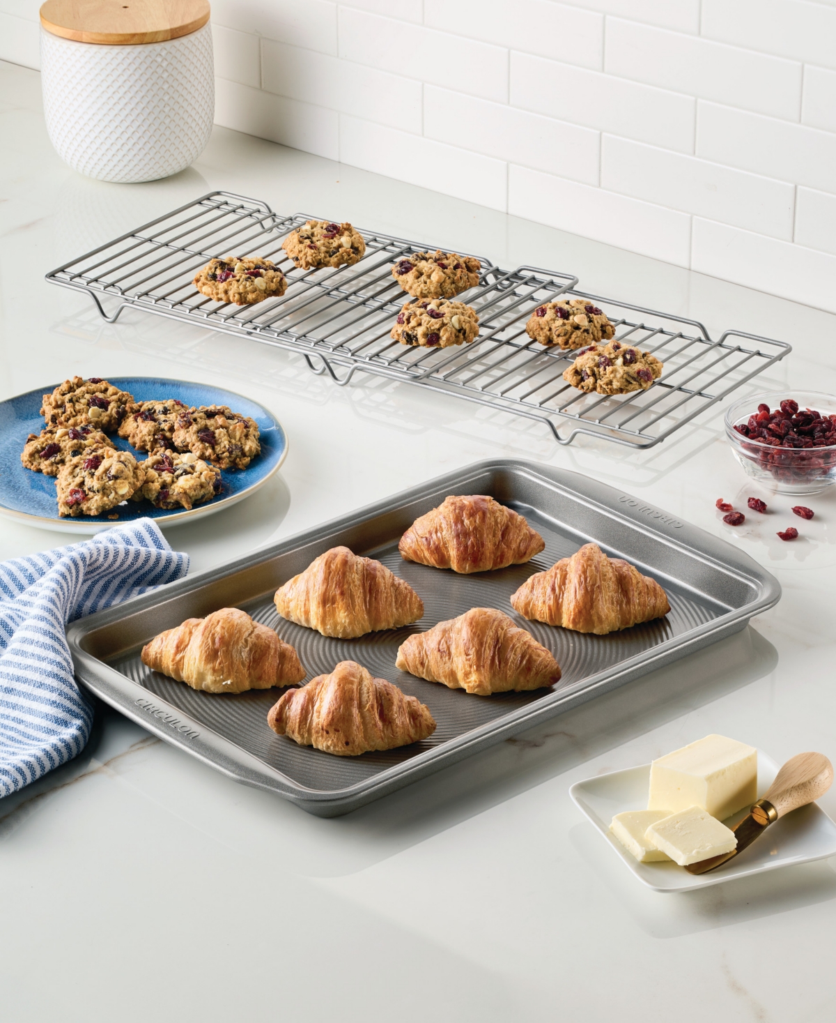 Circulon Bakeware 10" x 15" Baking Sheet Pan & Expandable Cooling Rack 3-Pc. Set