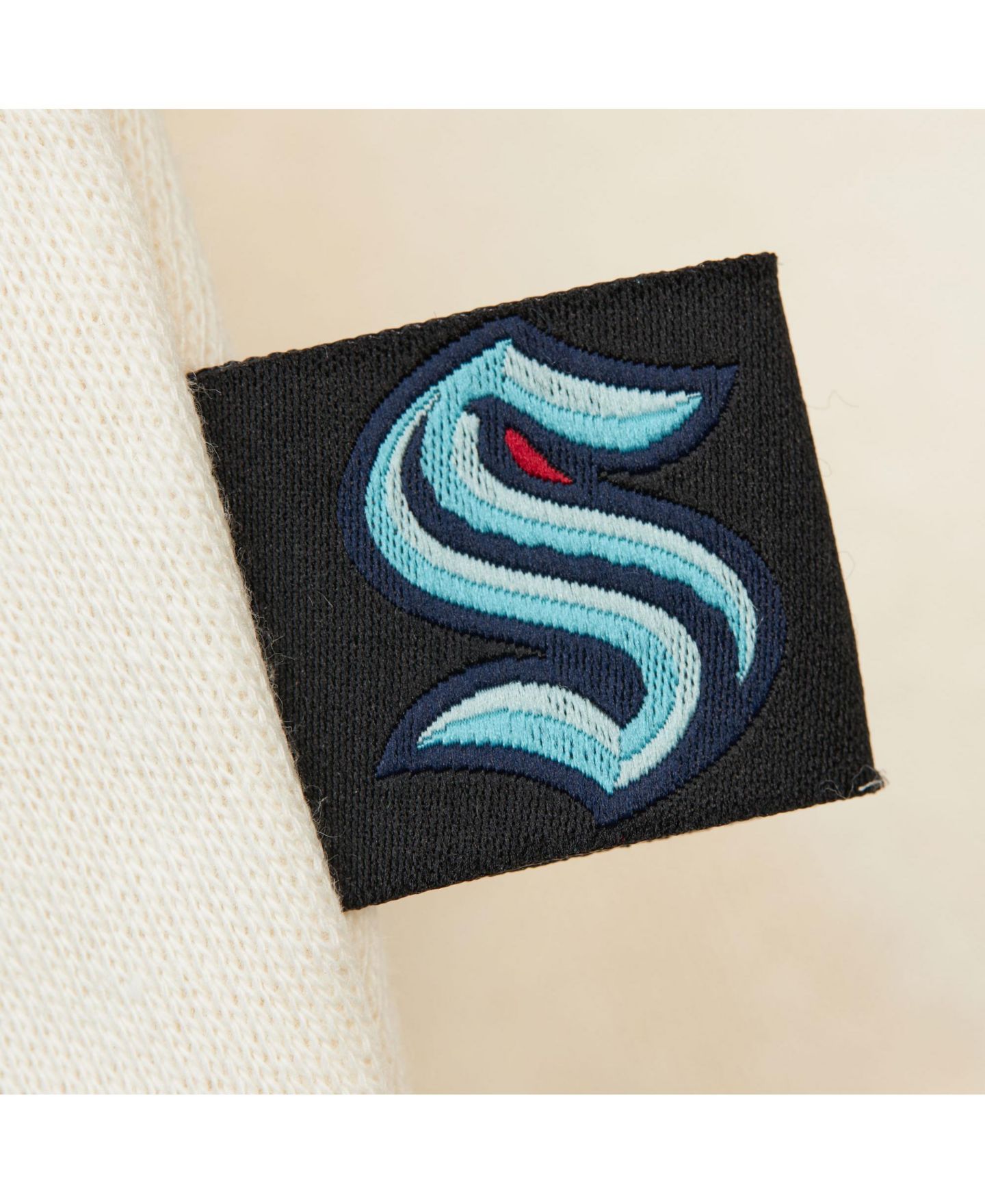 Женская толстовка Mitchell & Ness Cream Seattle Kraken Logo 3.0 Pullover — фото 3