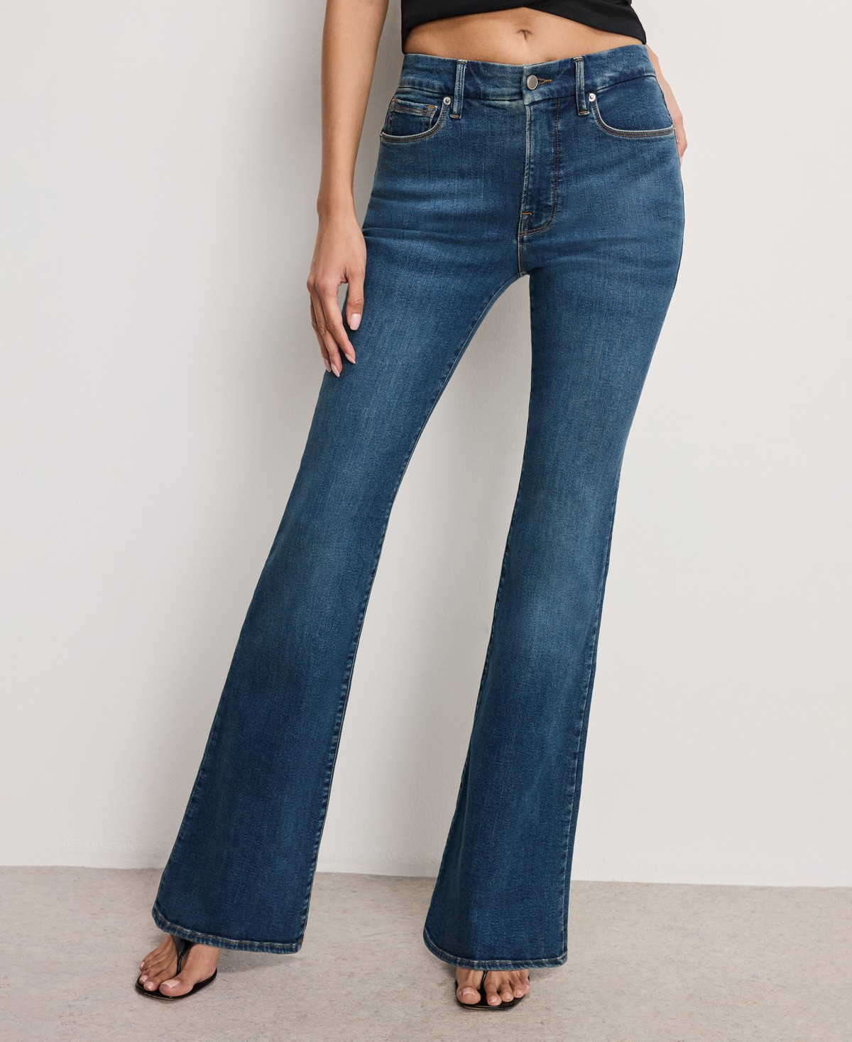 Женские джинсы Good American Women's Good Legs Flare Jeans, Regular & Plus Size — фото 1