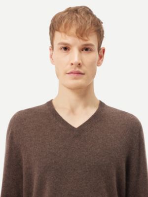 Men's Essential V-Neck Cashmere Sweater