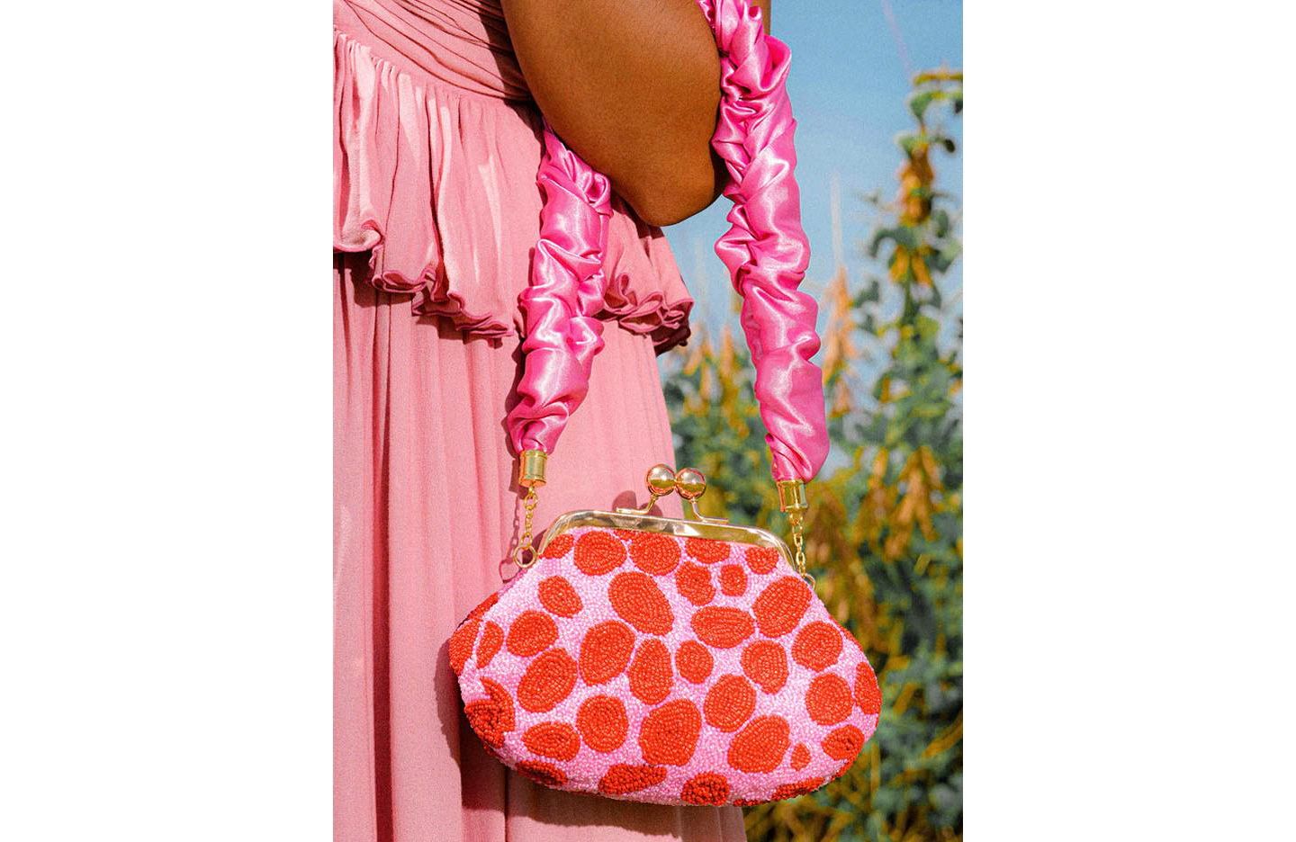 Женский клатч Brunna.co Arnoldi Daisy Hand-beaded Clutch In Pink & Red, цвет: Розовый — фото 2