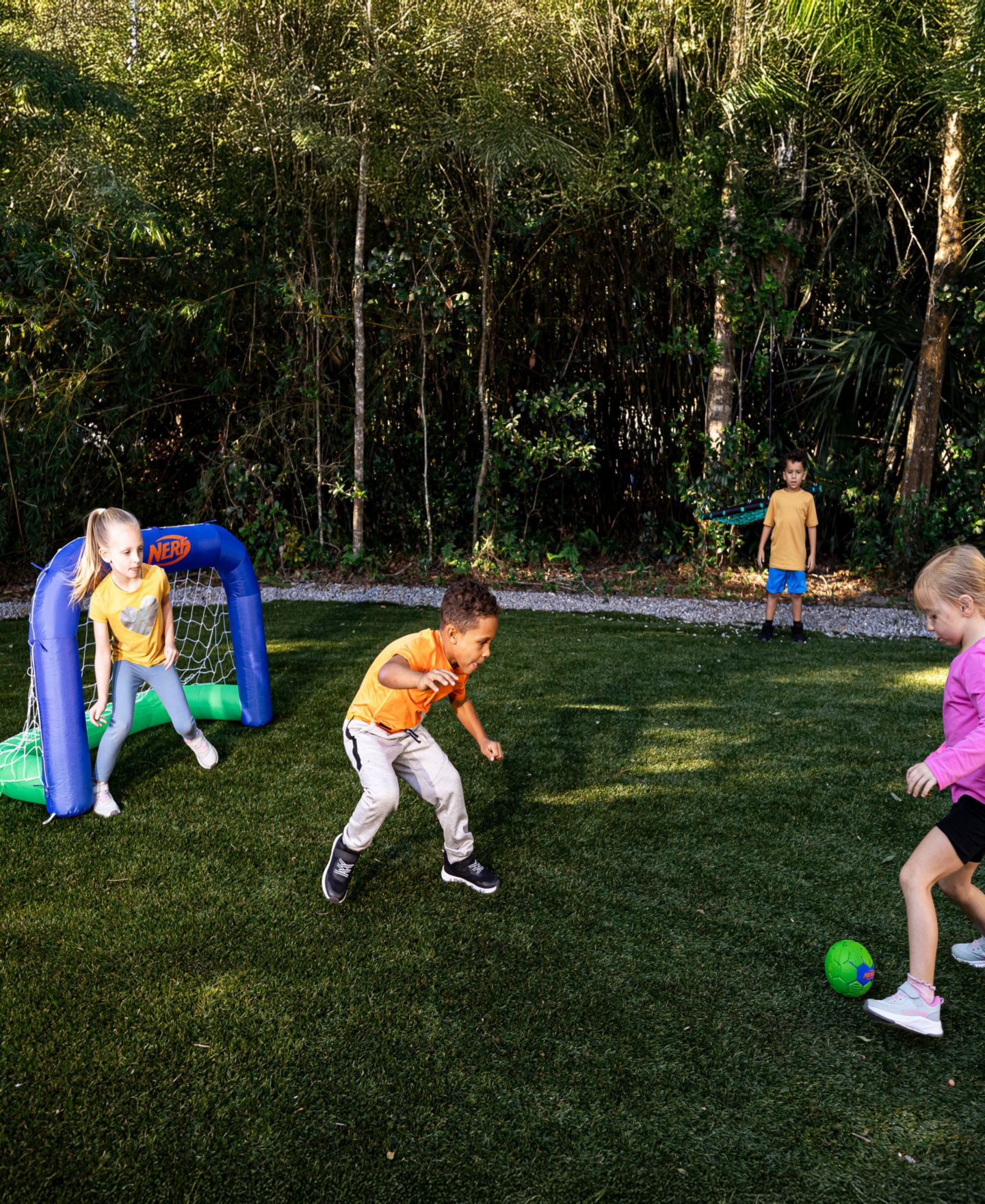 Детские игрушки Franklin Sports Nerf Air Goal Mini Inflatable Soccer Goal with Built-in Blower and Soccer Ball, 2-Piece Set, Ages 3+ — фото 5