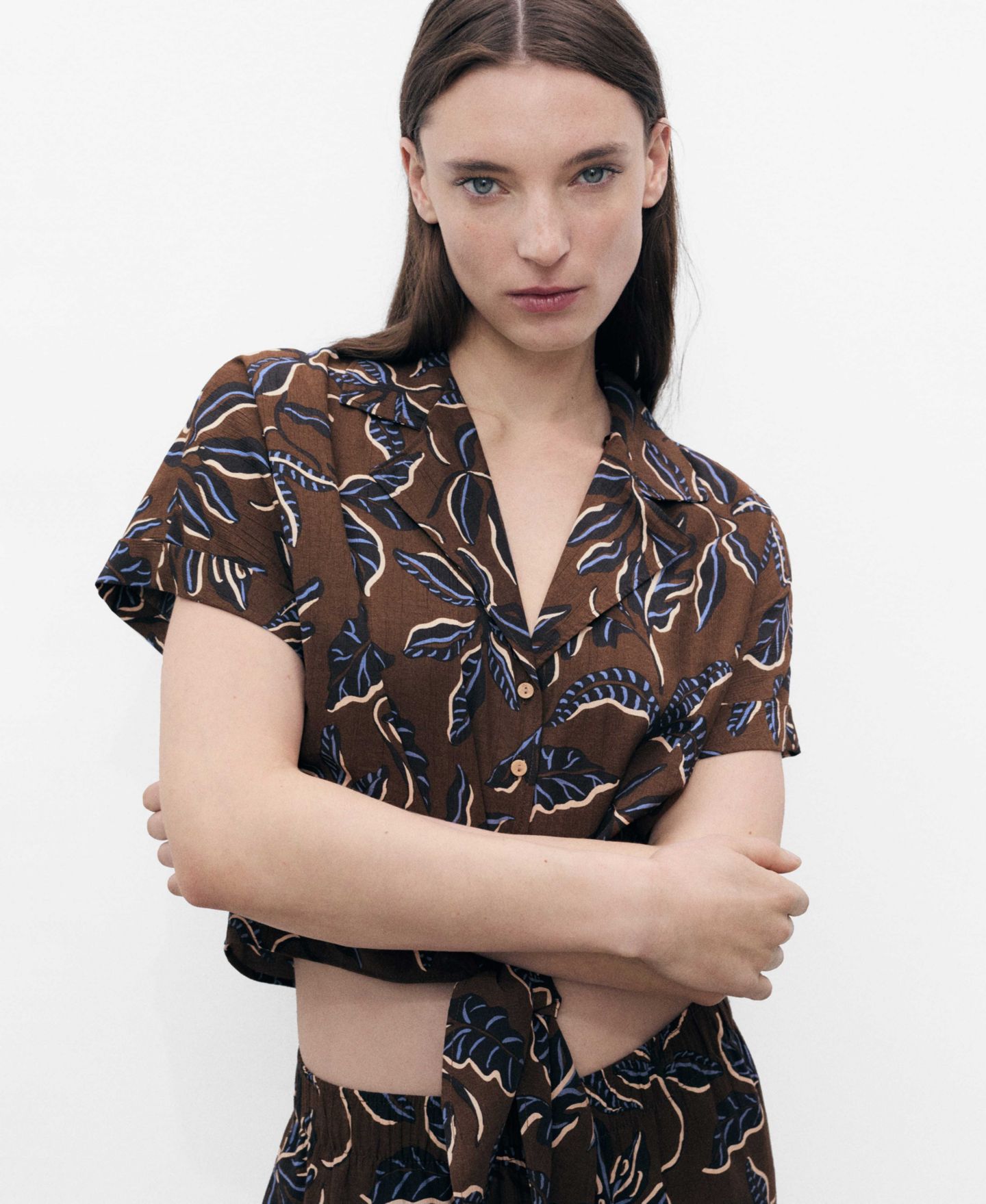 Женская рубашка Mango Floral-Print Knot Detail Cropped, цвет: Коричневый — фото 1