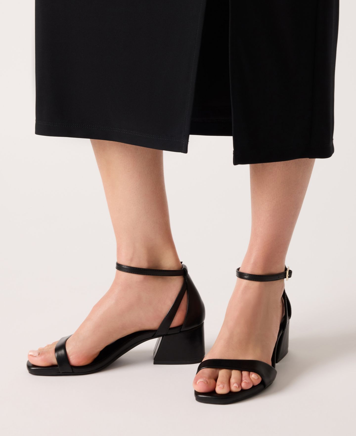 Женские сандалии Anne Klein Mia Ankle Strap Block Heel Dress Sandals, цвет: Чёрный гладкий — фото 9